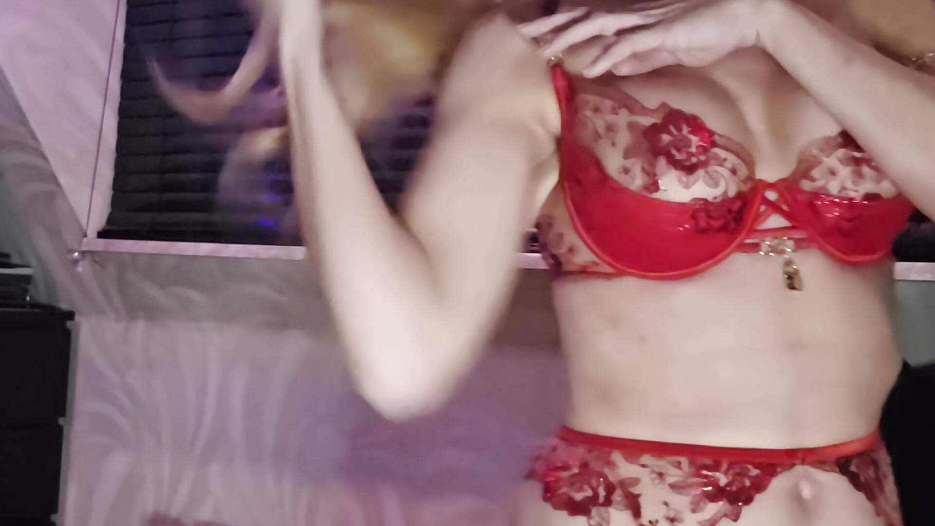 Striptease en speel tot ik squirt – видео вебкам-модели WhimsicalBirdette