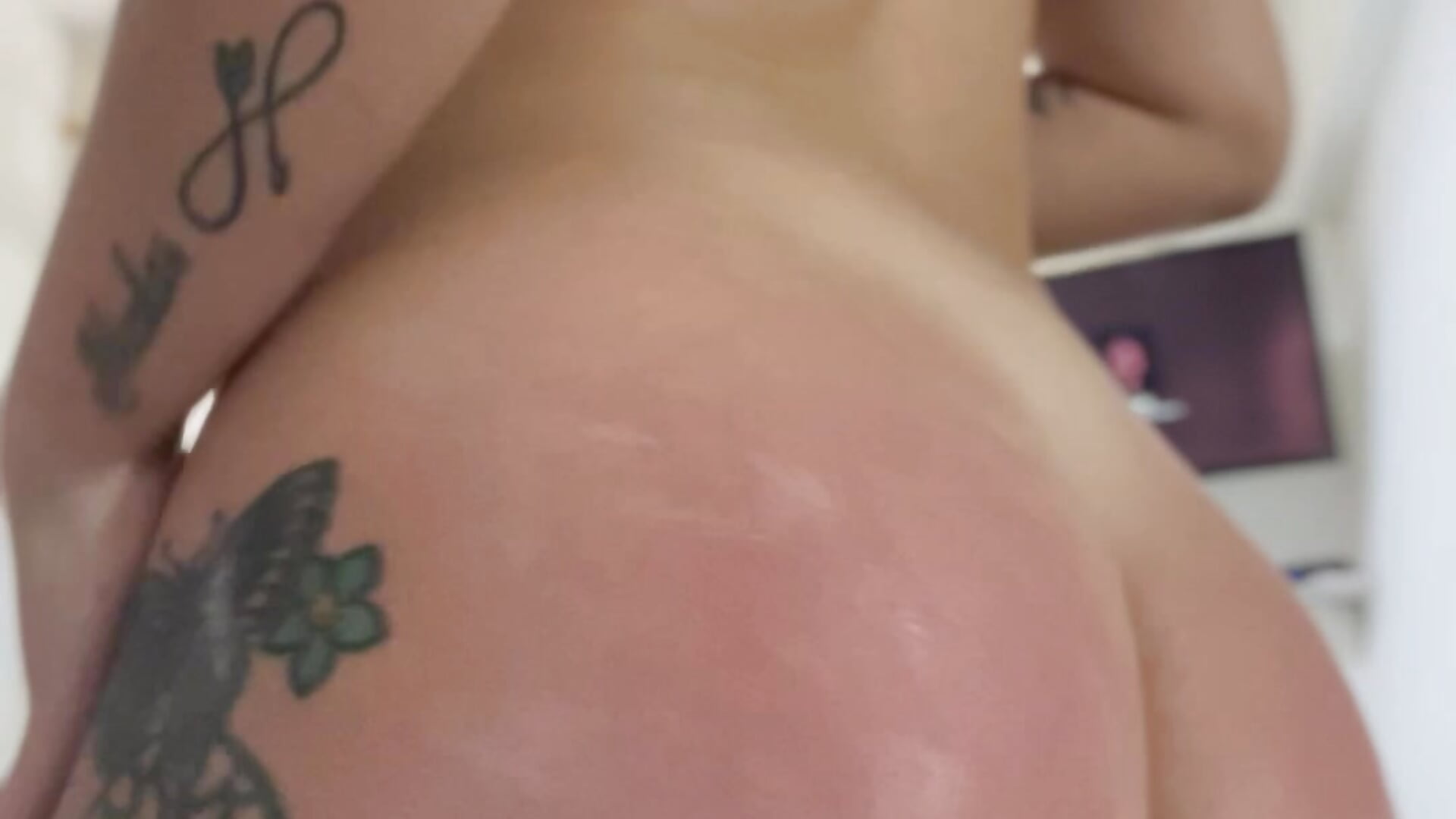 Después de la ducha mucha cremita 🤤💦 - video di Belubel modella di cam