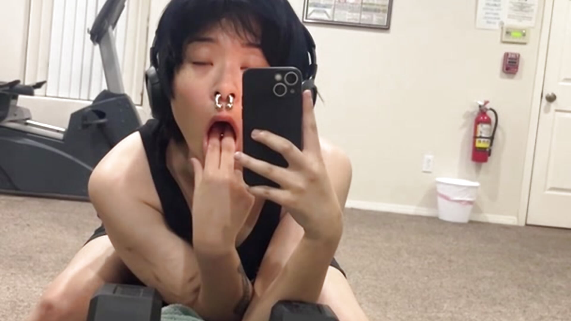 Late night at the gym - video by cherriecaviar cam model
