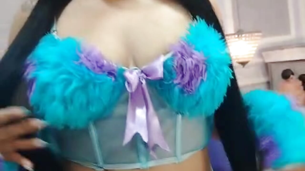 A new suit 💕 - video di Alisonn_Doll modella di cam