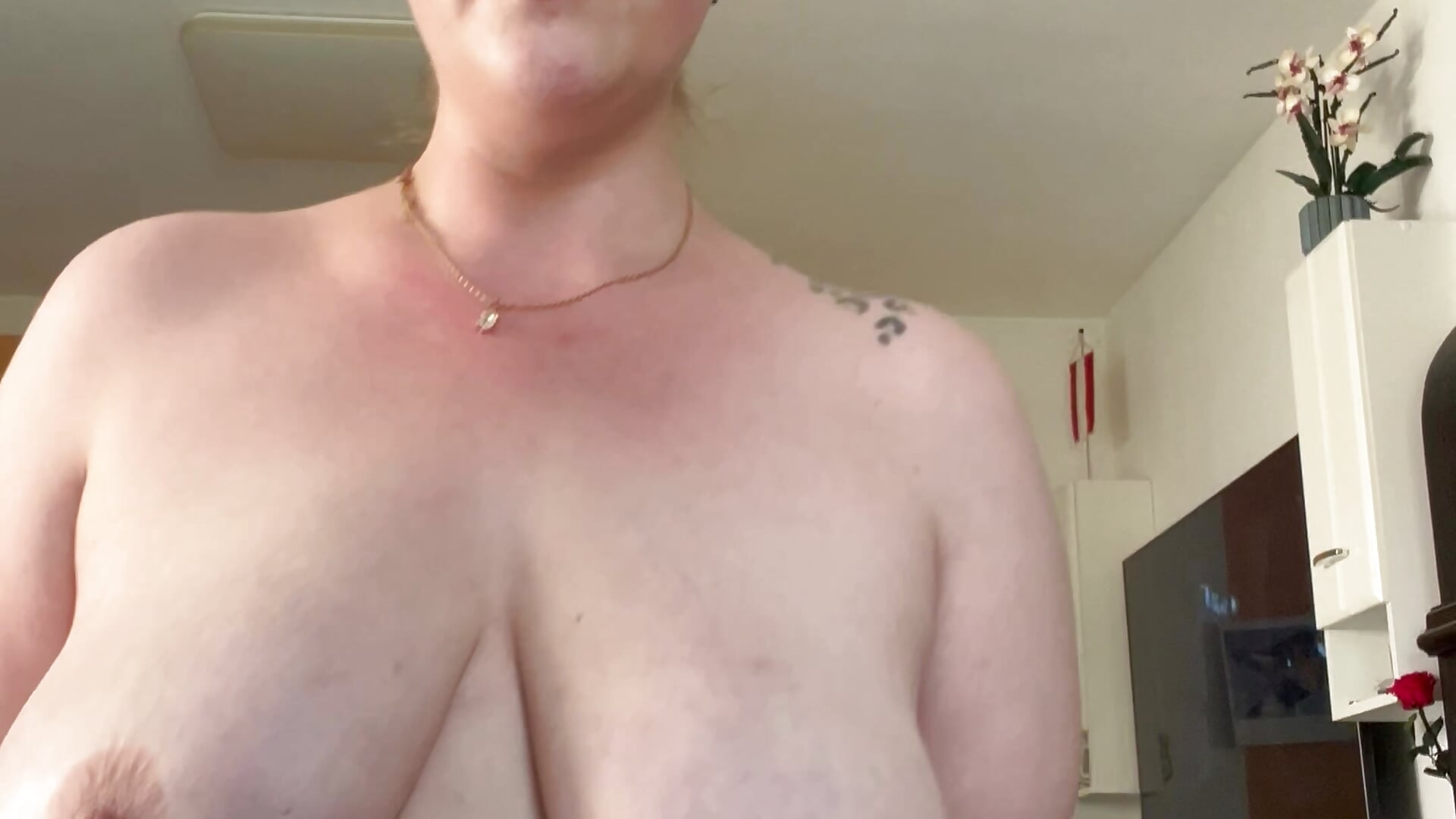 Piercings und Tatoos gefällig? - video by Curvyveri93 cam model