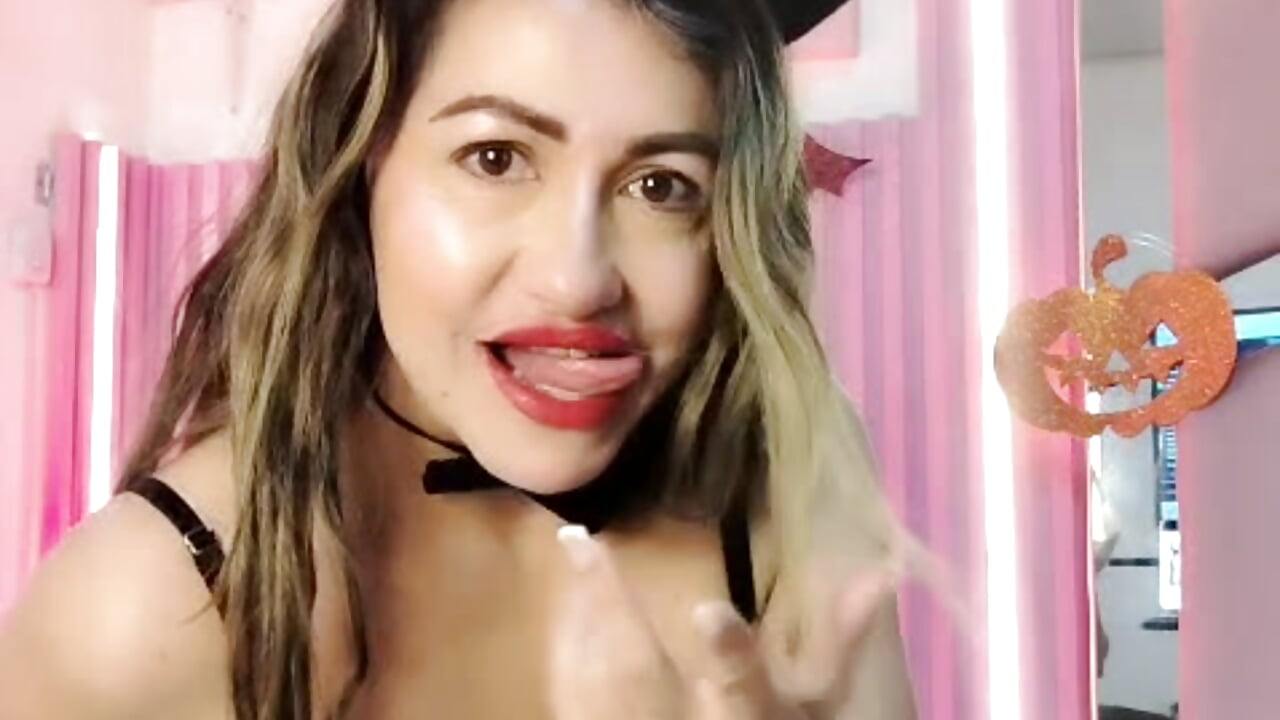 What a lovely fancy dress costume for this party! – video af chloe__Jones_
