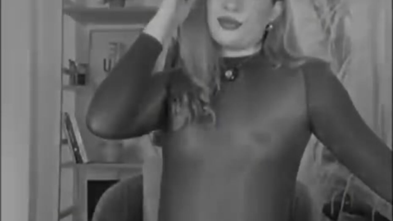 The pleasure of touching nylon🔥 - vídeo de la modelo de cam julianaarboleda