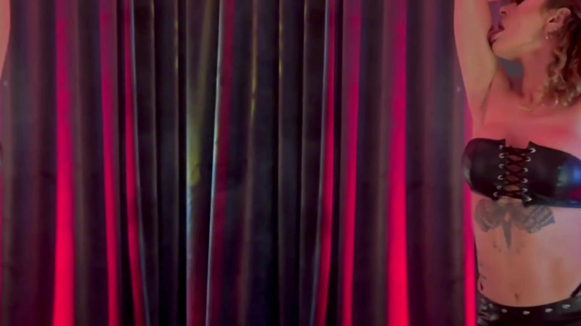 Red neon lights - video by curlynatashaa cam model