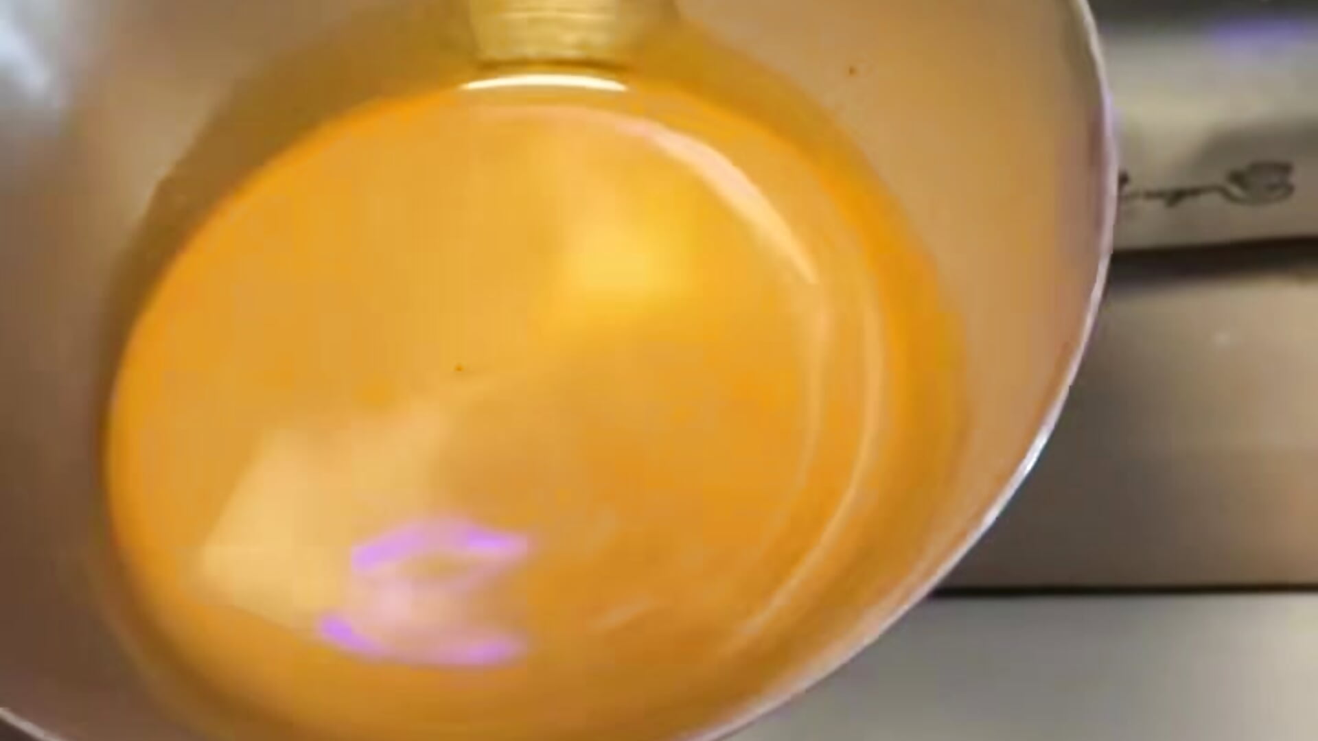 做一杯生耶拿鐵，咖啡豆磨的剛好 - video by xiaowan_x cam model