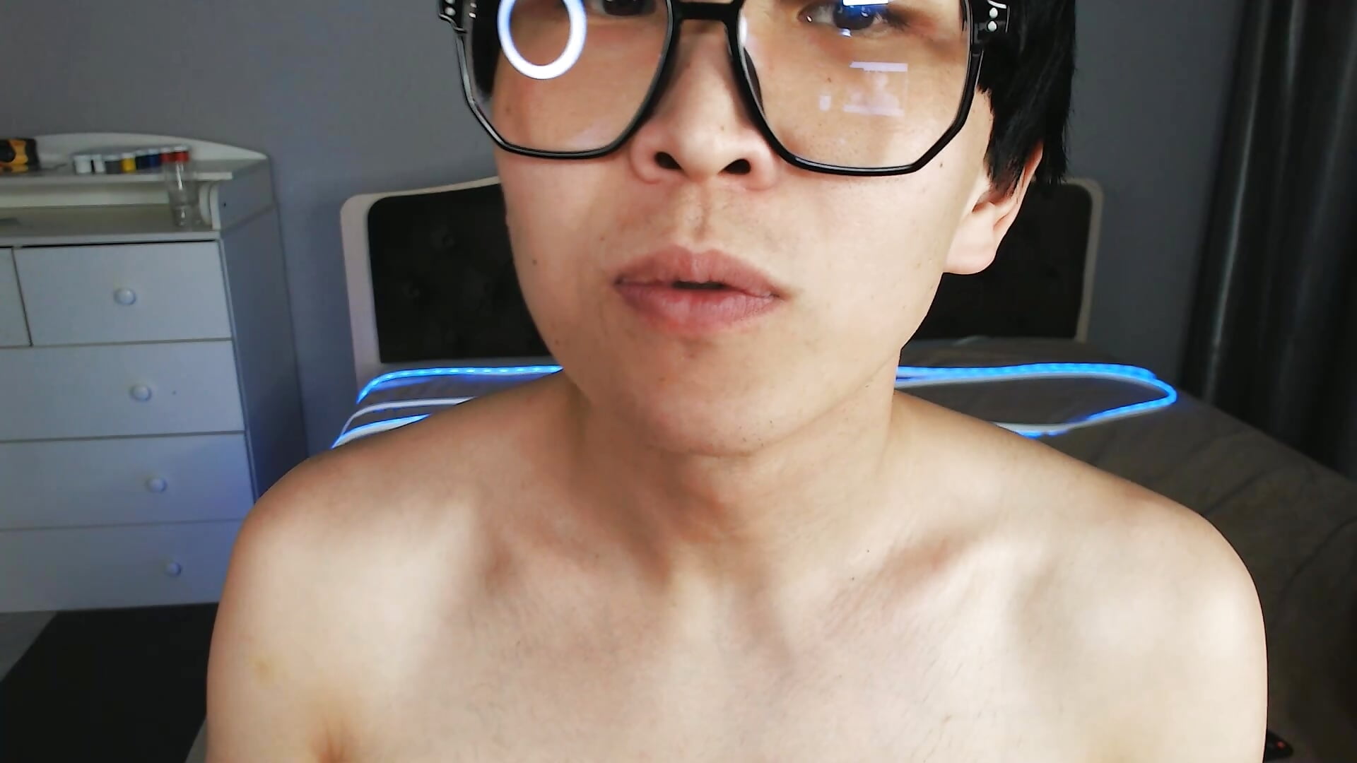 Kai blowing a kiss– KaiChicken kameramodell videója