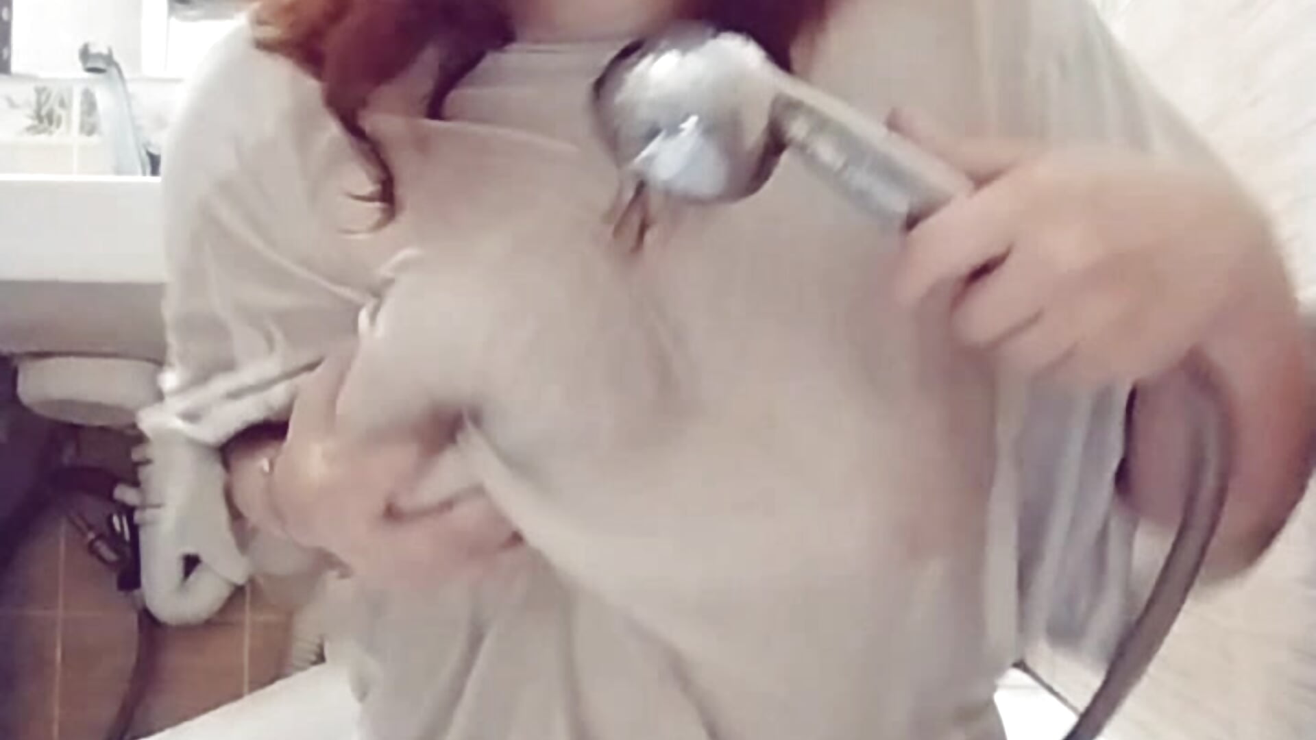 Taking a shower - video by CleoVixes cam model