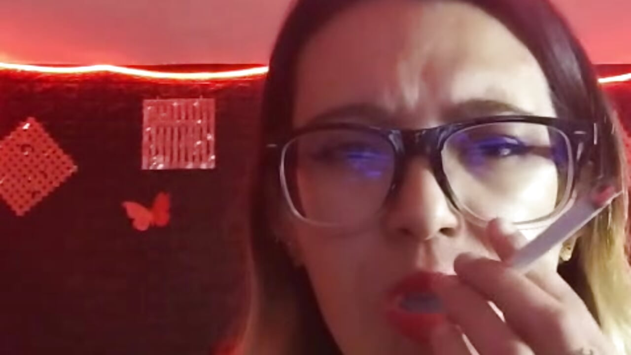 smoking a cigarrete - відео від вебкаммоделі cristal_hills_19