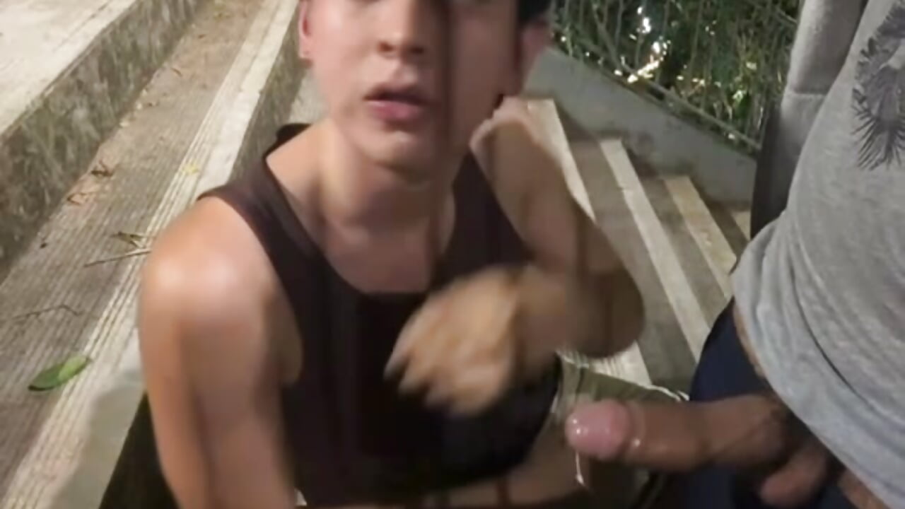 A STRANGER DISCOVERS ME IN THE PARK AND FUCKS ME😱😈