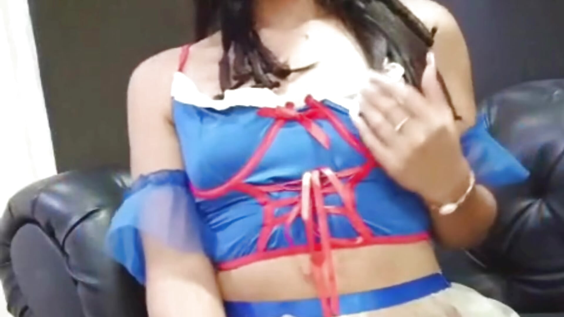 Today my apple is ready to be bitten... do you dare to try your naughty Snow White? 🍎💋 – video od webkamerové modelky KoralBlum