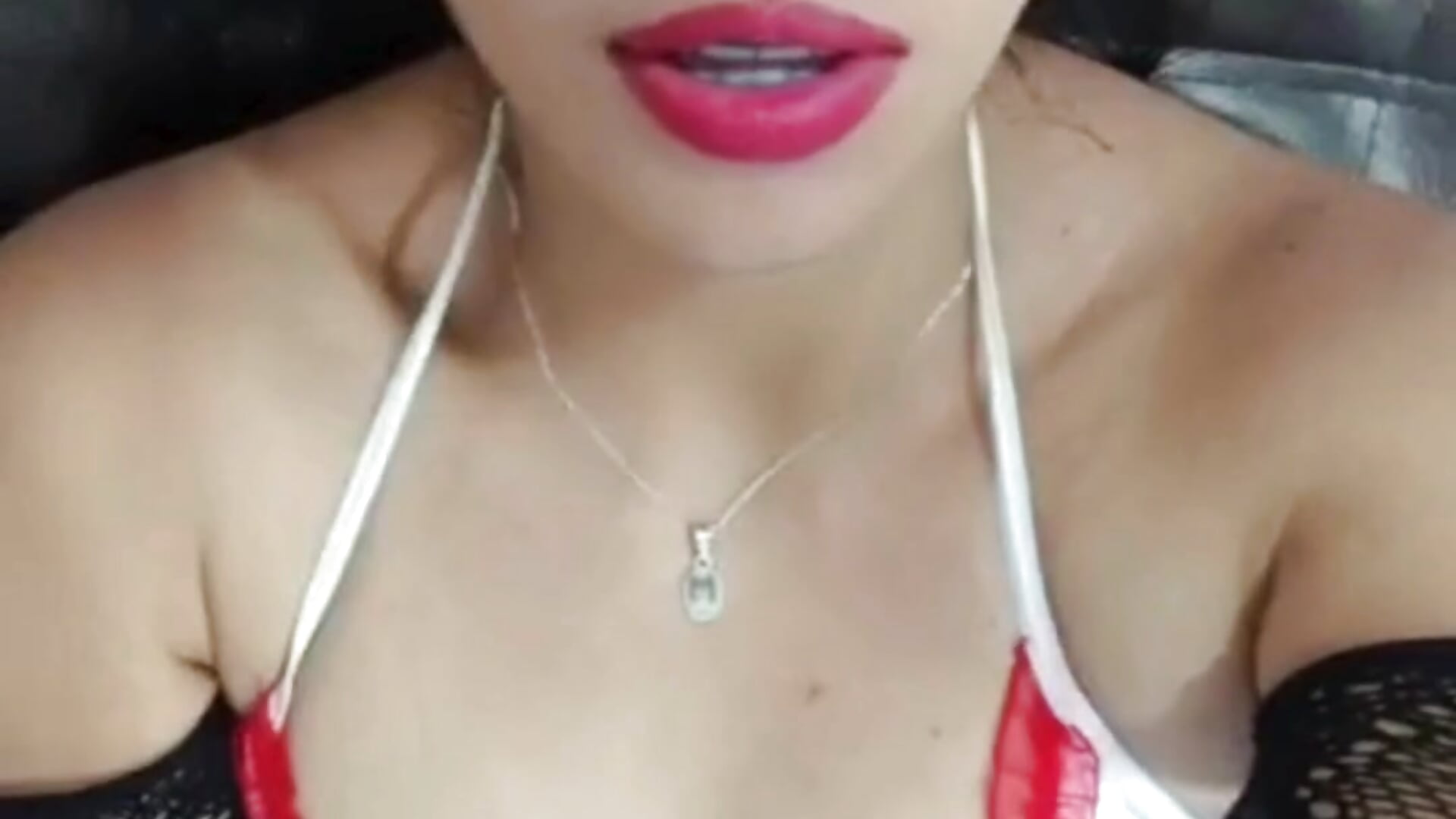 My body is on display for you... Watch how I touch it and play with it for you🍒 – video od webkamerové modelky KoralBlum