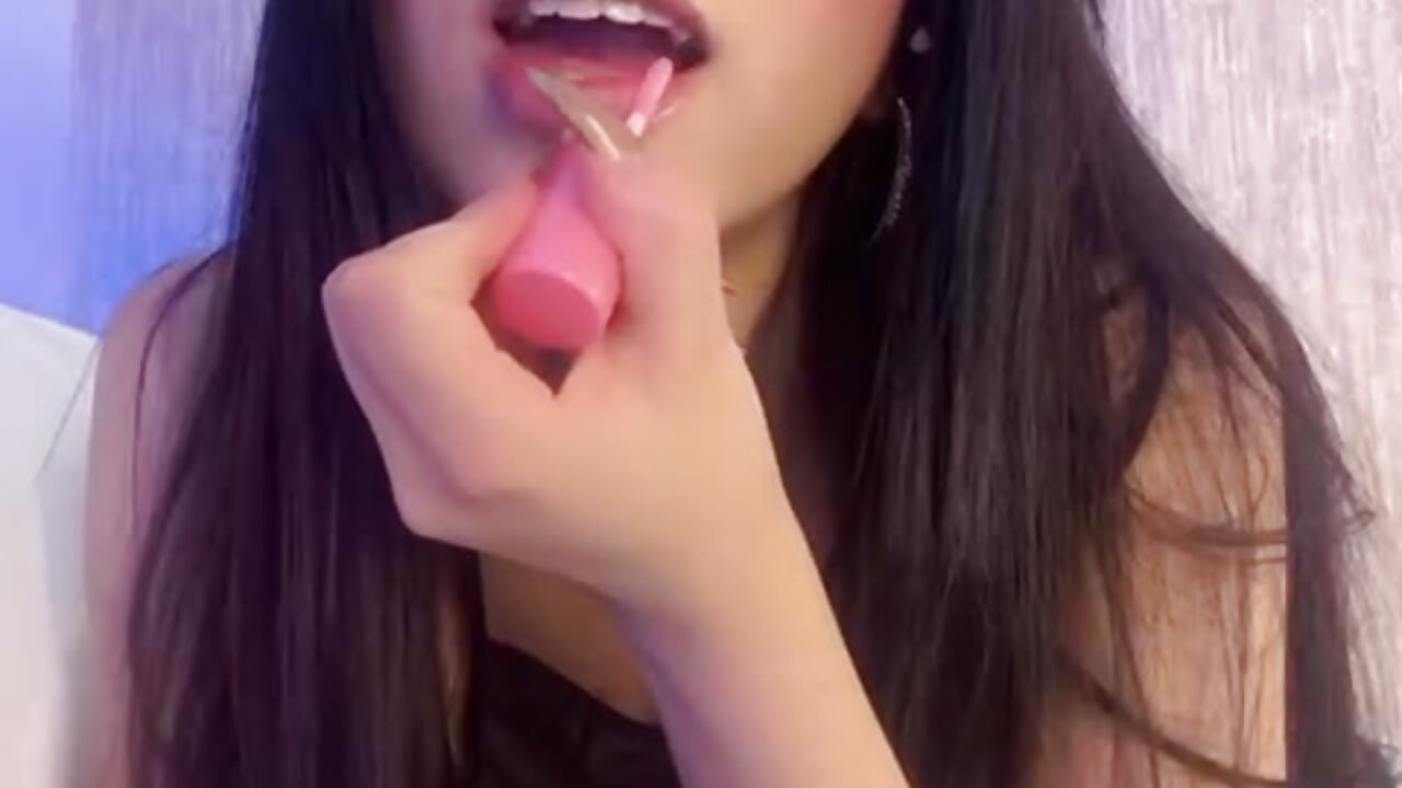 Do you want some of my lips? (●'◡'●) :3 – video modela na kameri MeganR_