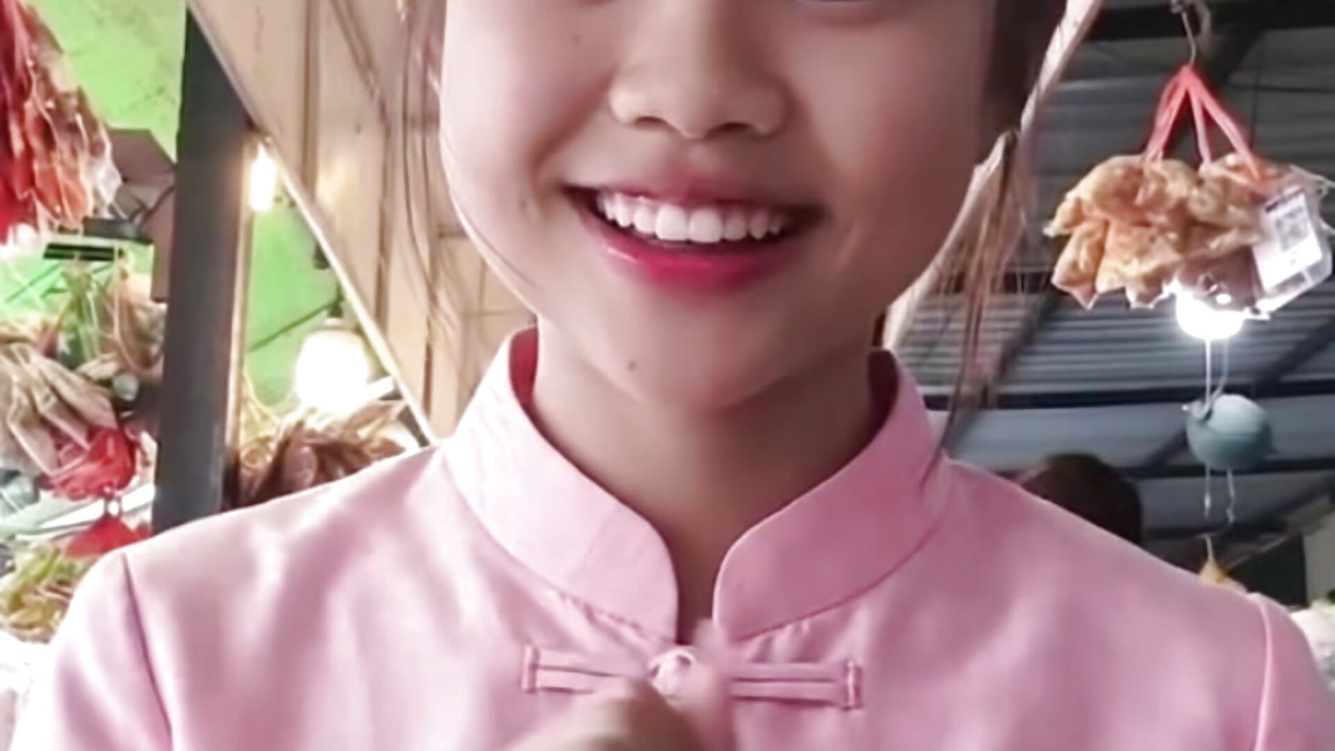 5号美女在吃面，骚一下18-year-old beauty is very flirtatious