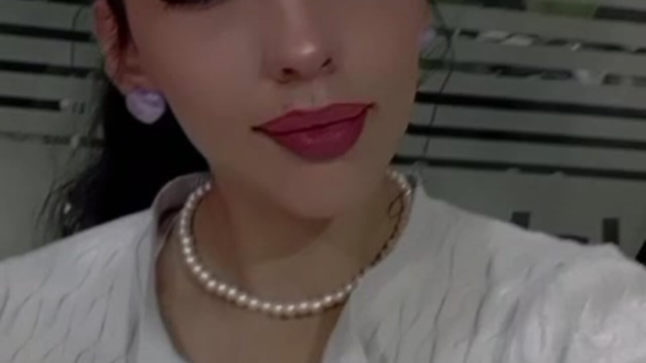 My skin is so soft, want to feel it? 💦🍑 - video by JuliethaFox cam model