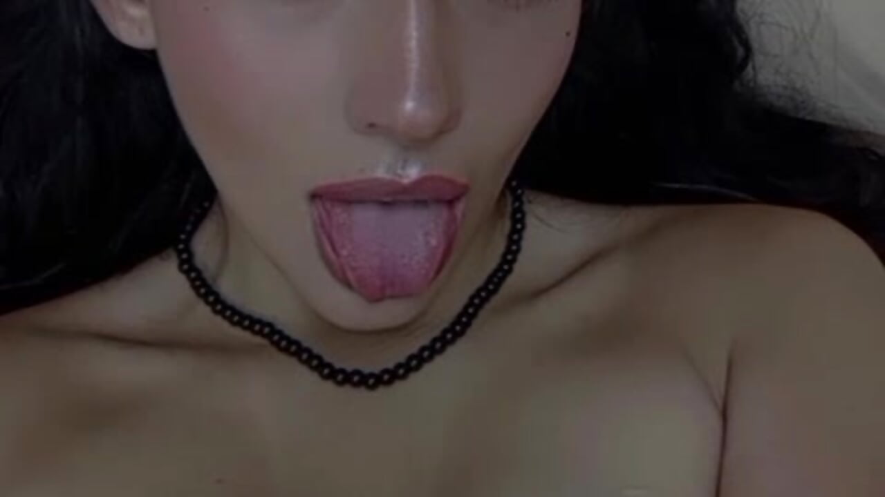 Kisses baby 🥰😘 - video by JuliethaFox cam model