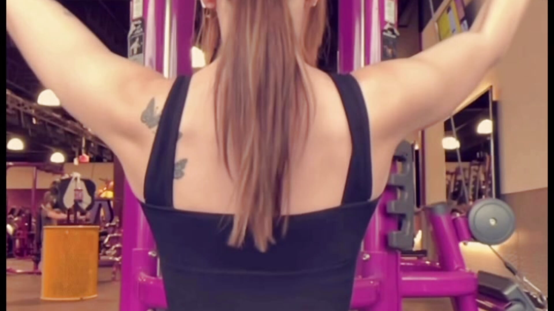 Lat pull downs 🫶🏻 (fat booty) - video by AmberLustXXX cam model