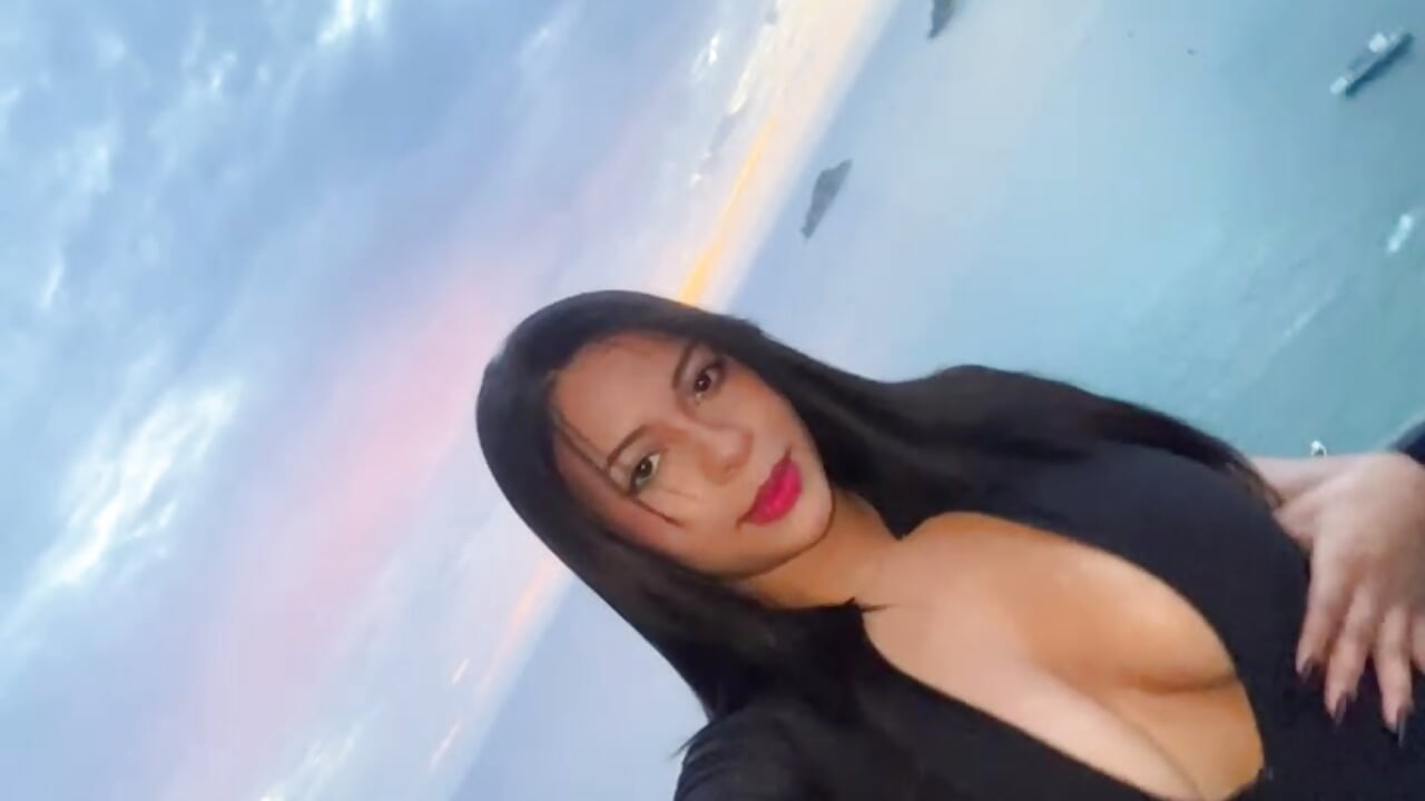 Sweet But Naughty - video av MegaraOwen cam model