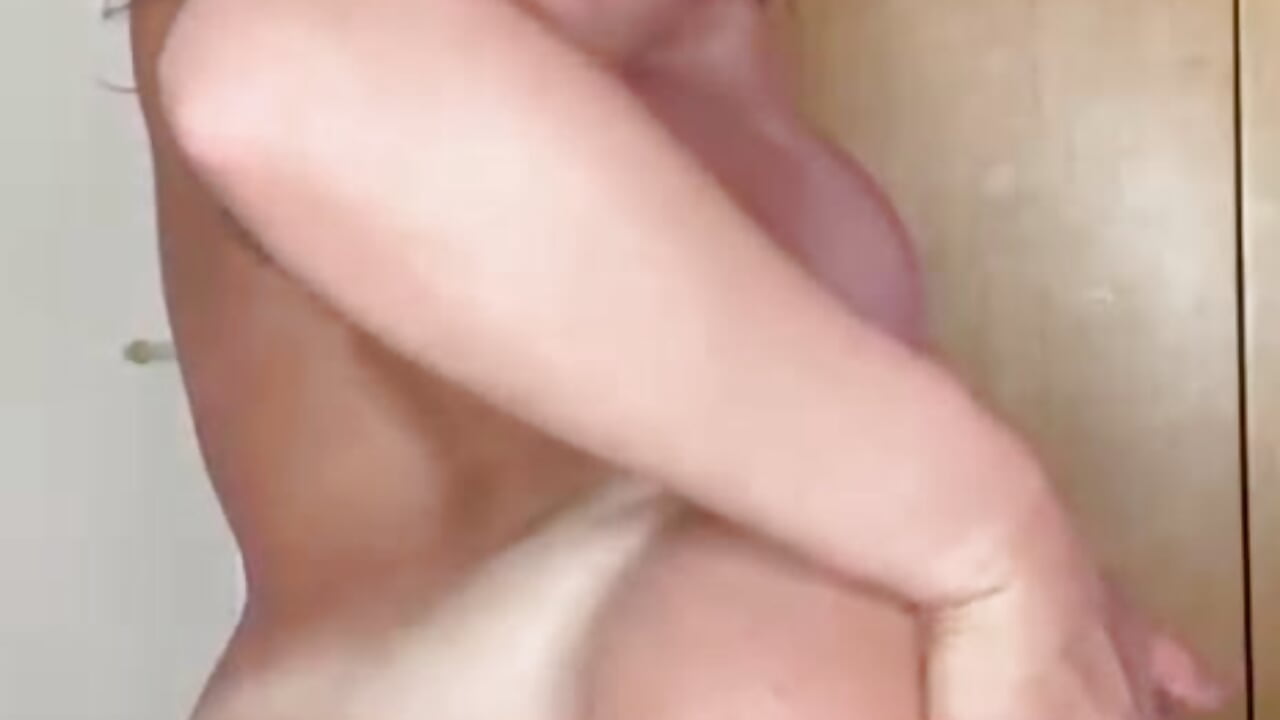 “Torno dal mare ancora in costume ed entro in camera da letto, senza sapere che tu sei nascosto - video oleh Malasantababy kamera model