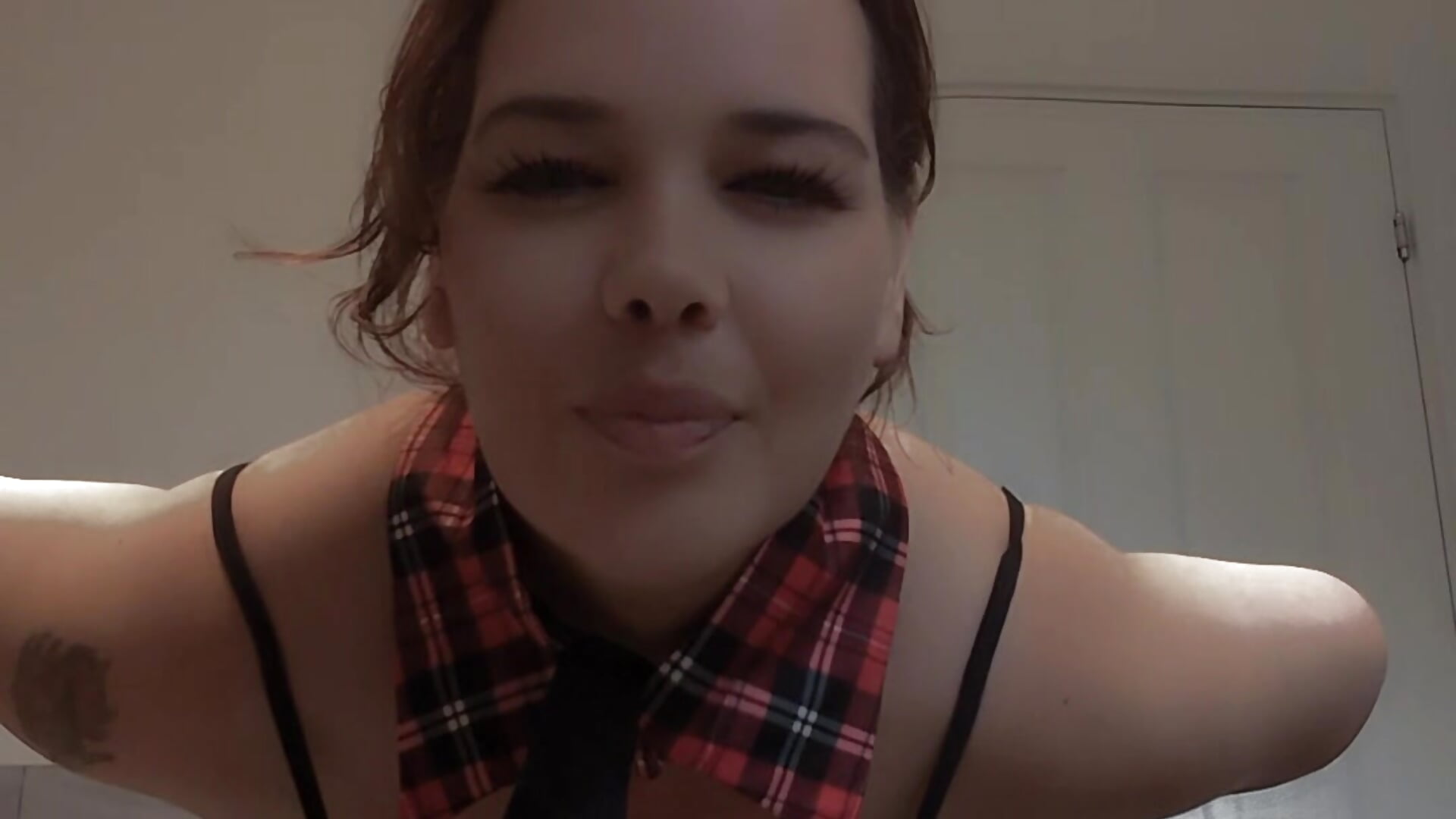 School girl red bottom heels – video modela na kameri Phoebe-Louise