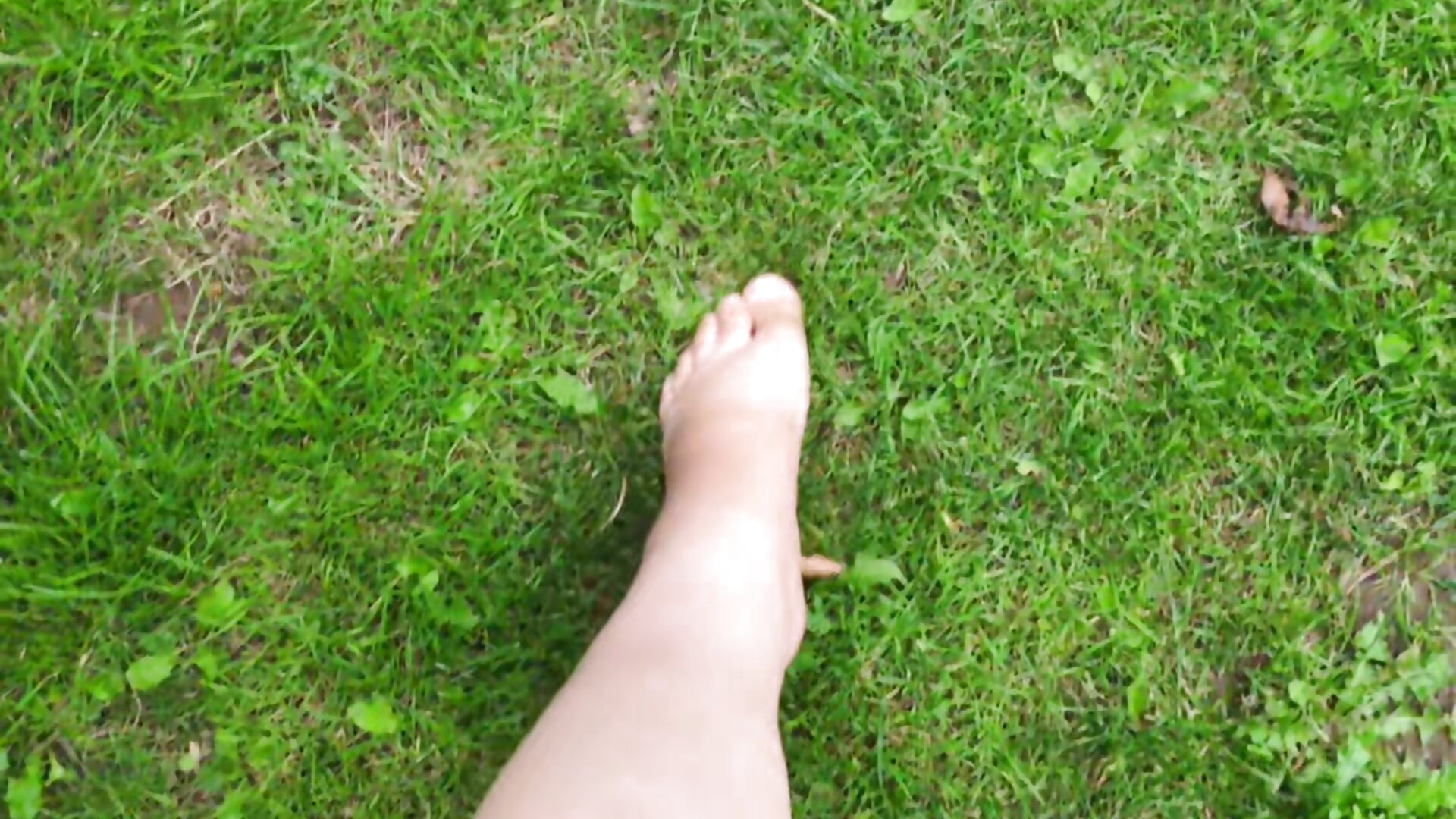 Walk with me – video modela na kameri Phoebe-Louise