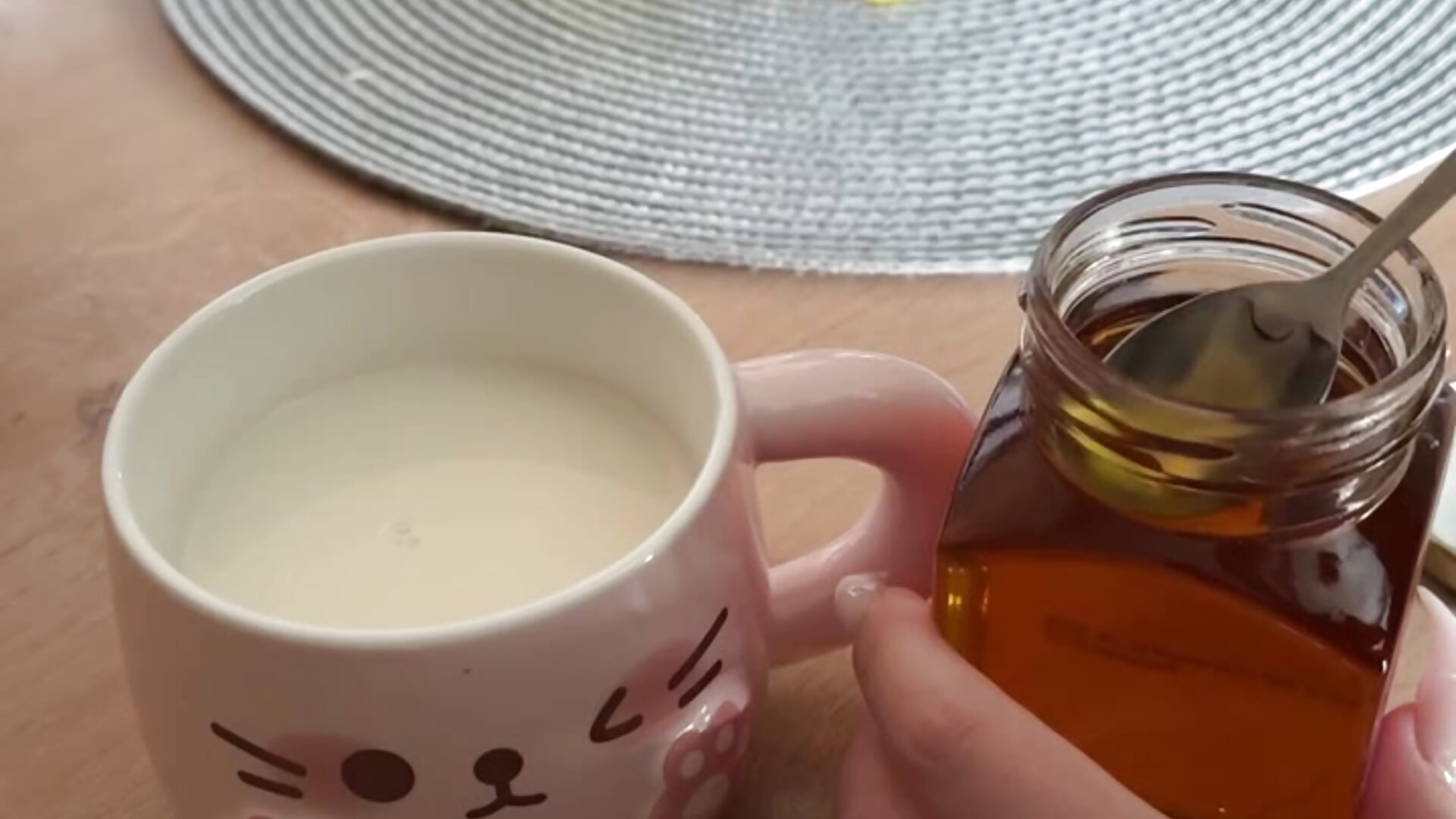 where does my morning start? - vidéo du modèle de showcams lina_leum