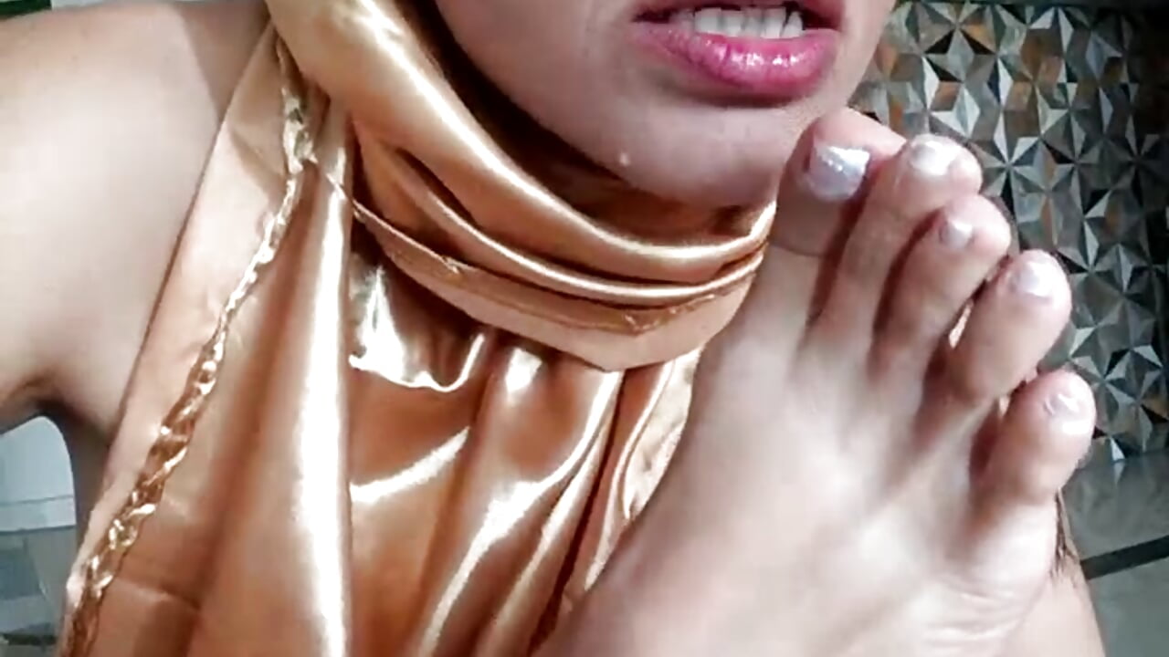 Standing game 👣 and spitting 🤤 - video by Aafsha_ cam model