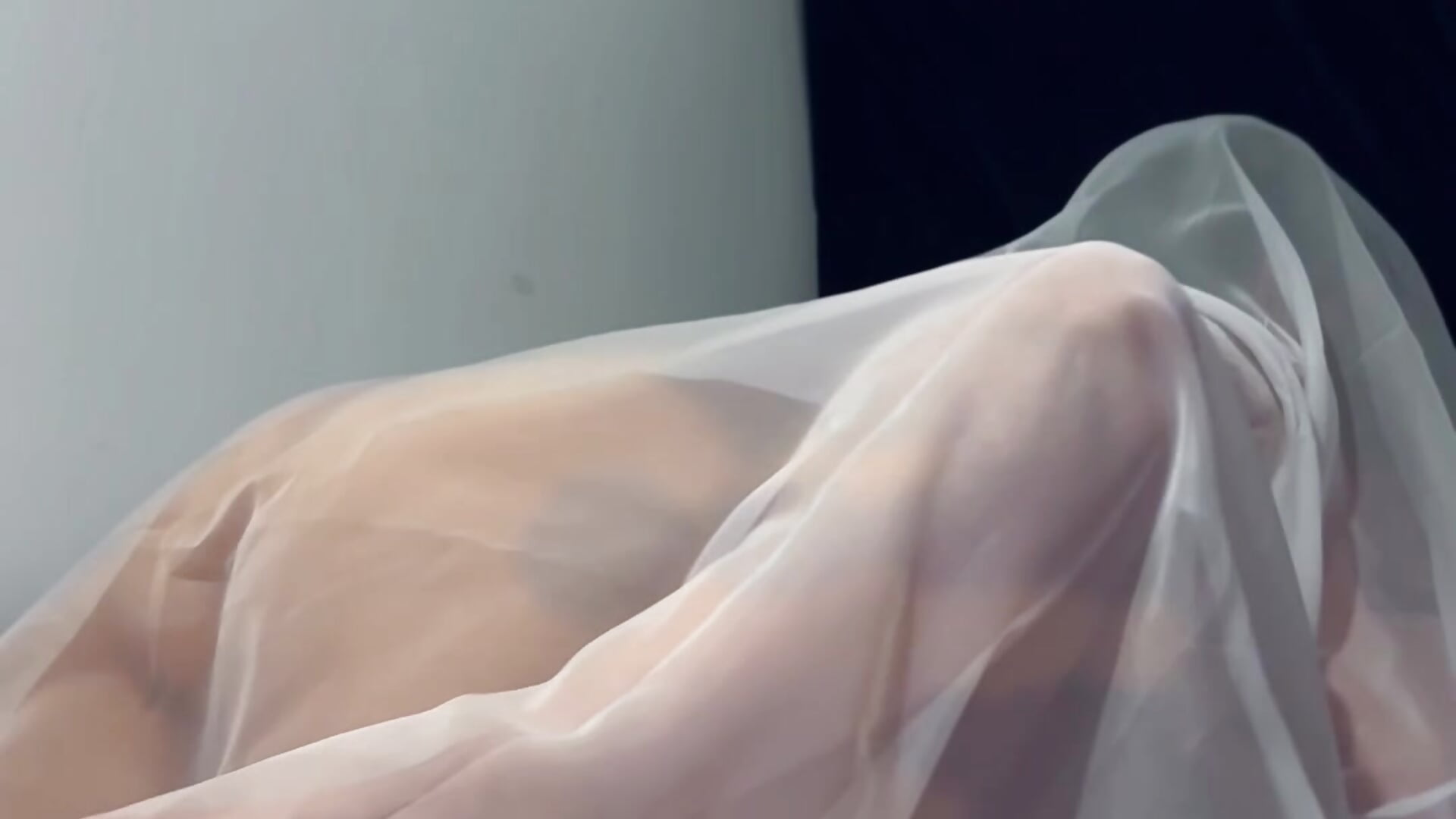 What happens under the sheets, stays under the sheets. 😏✨(PREVIEW) - video av DaisyEmily cam model