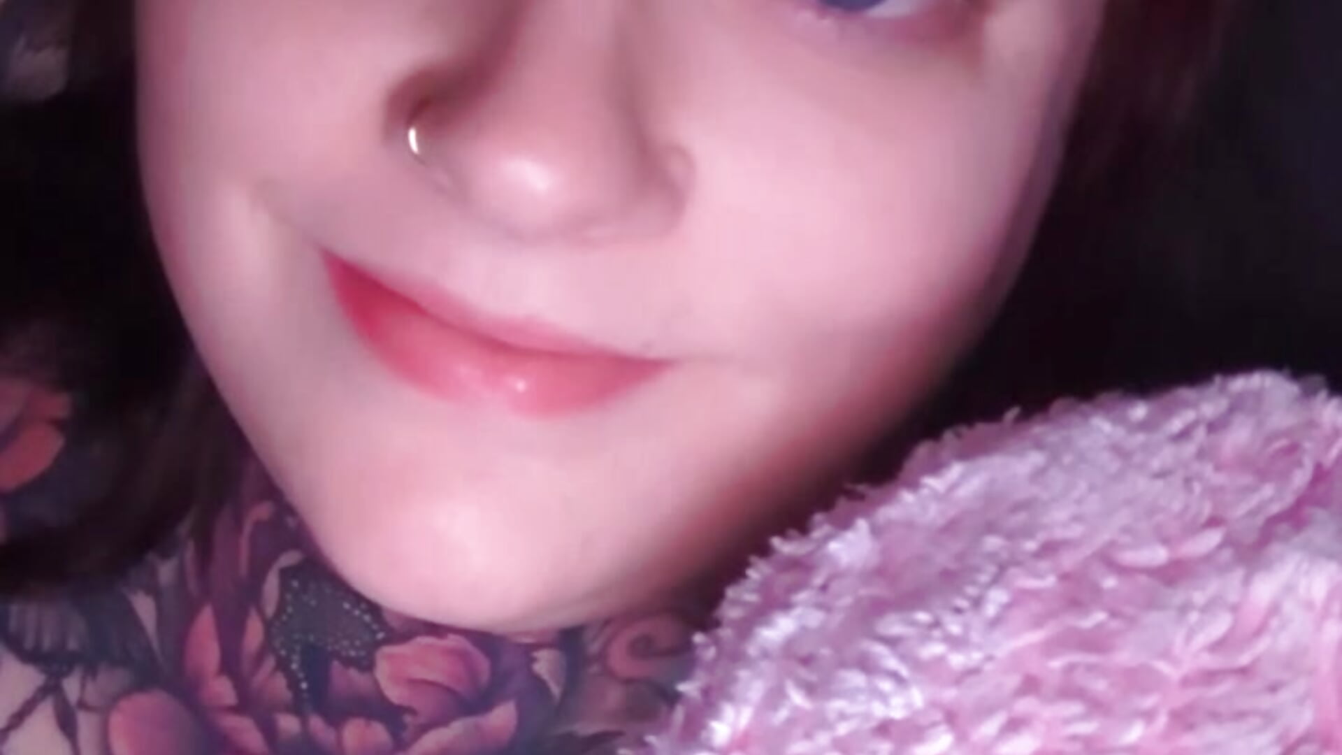 POV: laying next to me – video af MommyMaeI cam-model