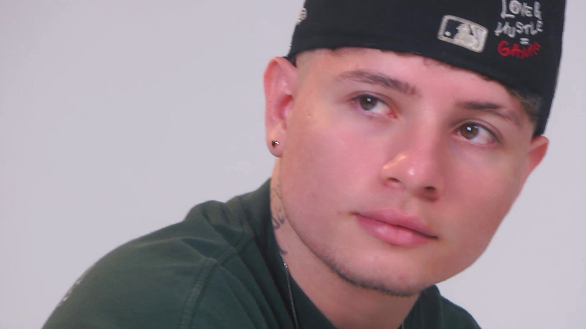 Body in Silence 🥵 - video by Leoo_Miller cam model