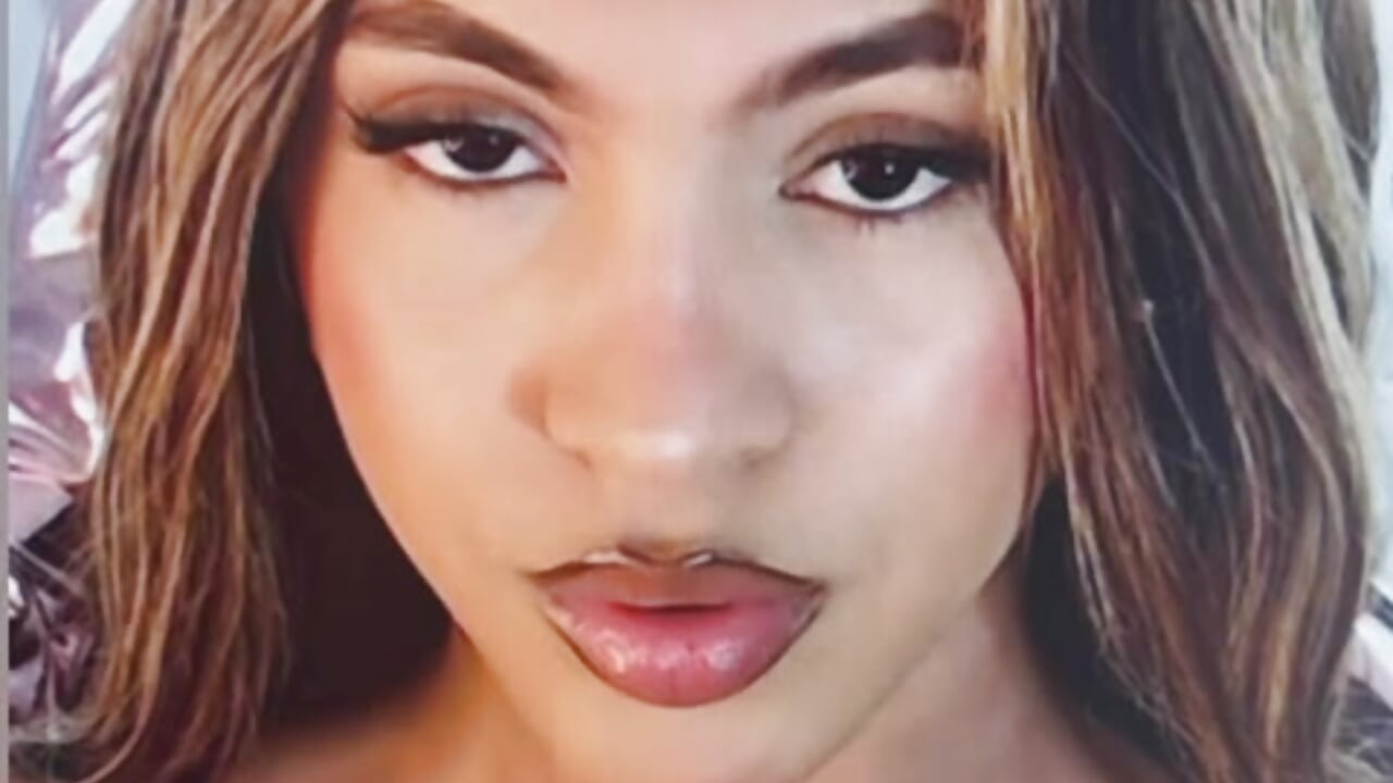 sexy lips  👄 - video by clara_evans_ss cam model