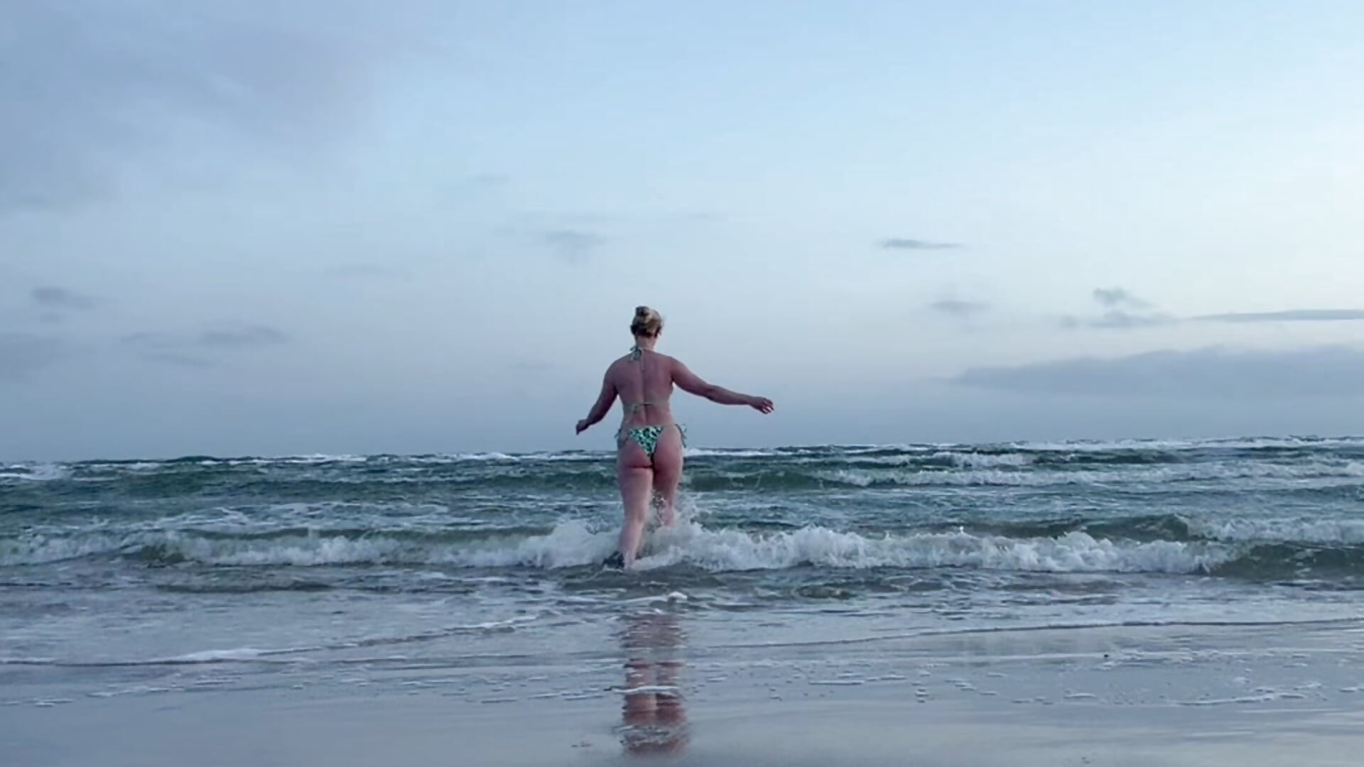 Cold sea - hot twerk