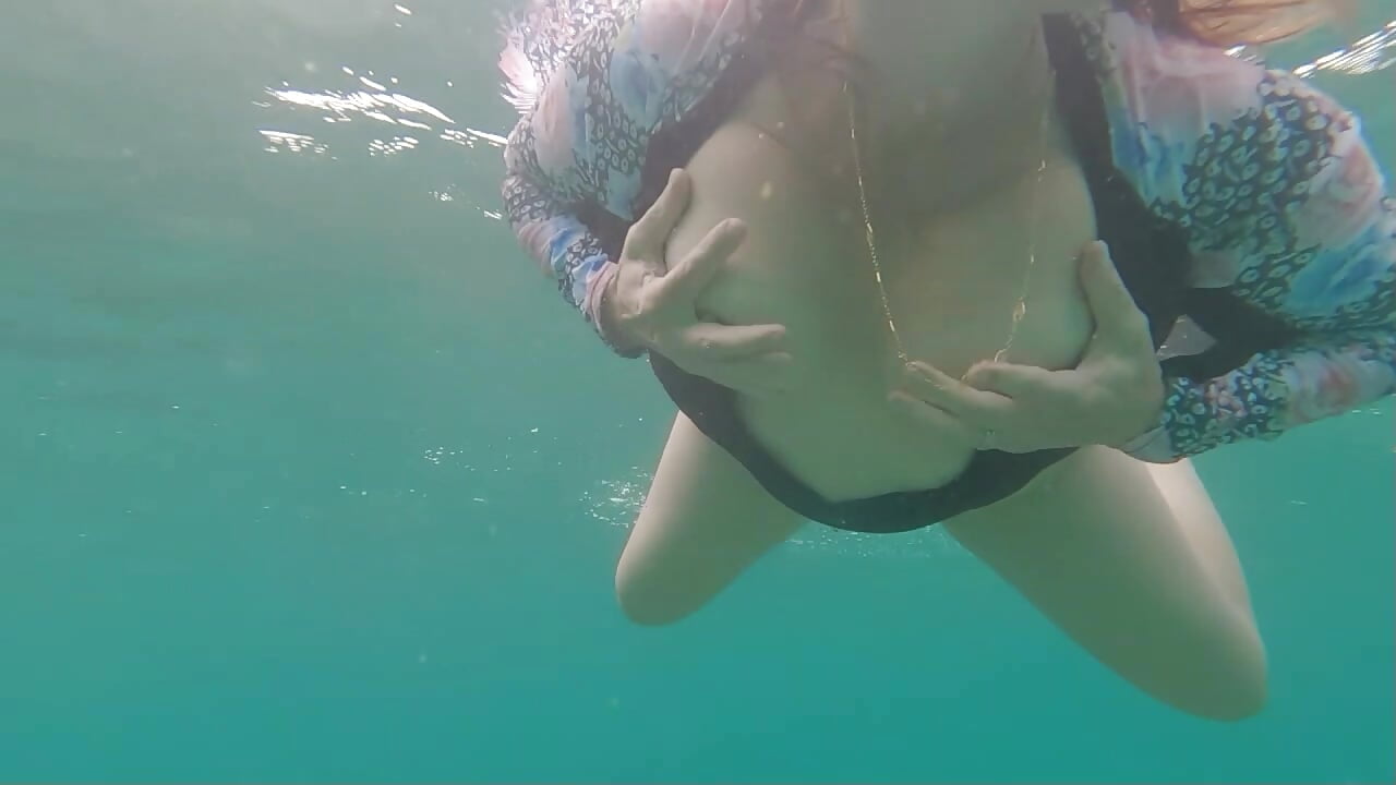 Je m'exhibe sous l'eau...sentir l'eau sur mes seins et ma chatte m'excite ! - video by Pimentine cam model