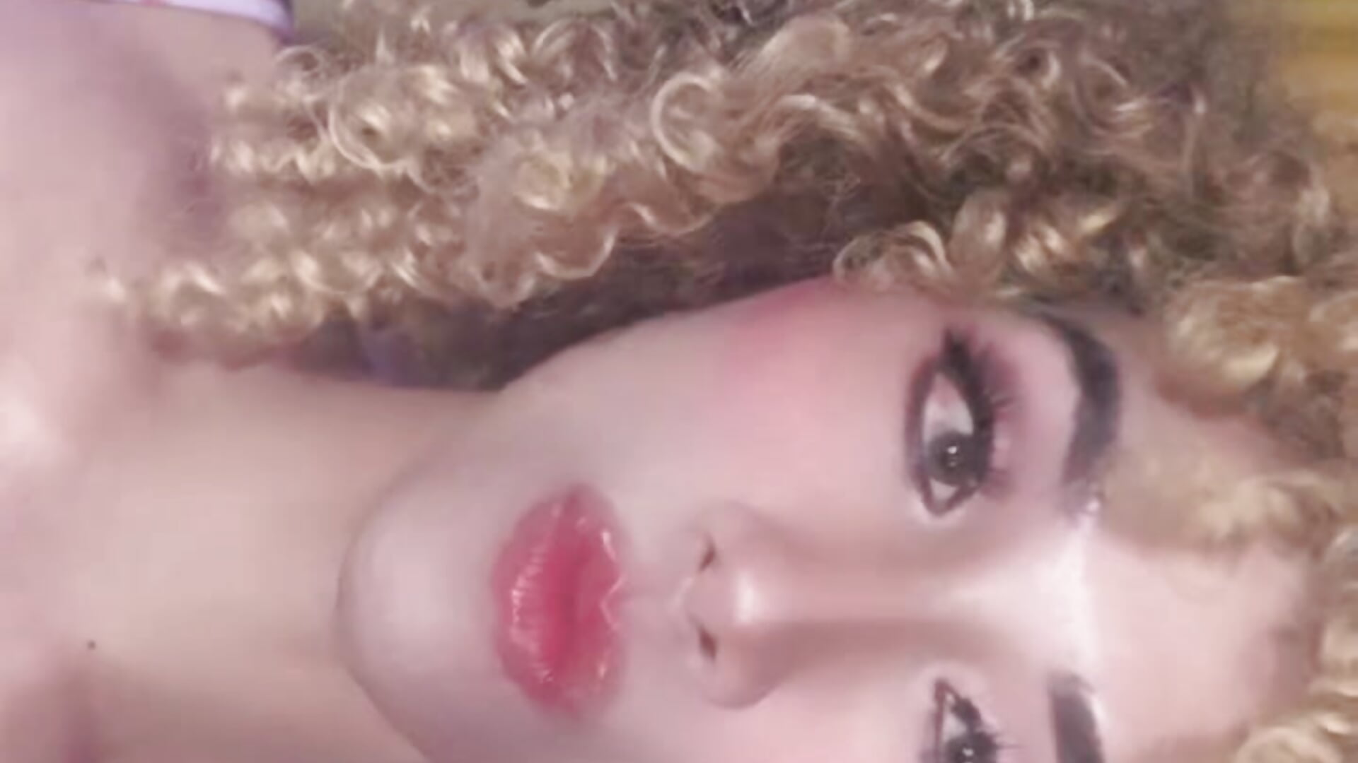 1000004183 - video oleh PeachyLuxe kamera model