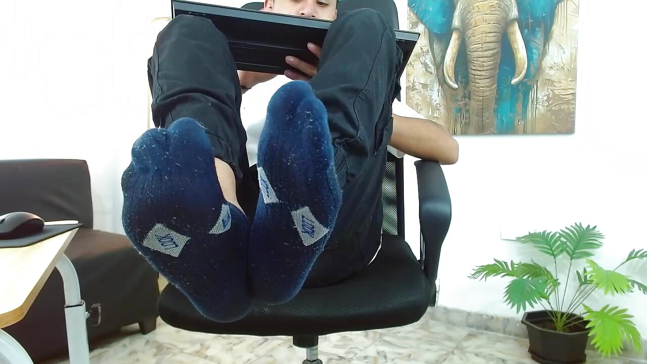 Show feet with socks and shoes - video av Alancum7 cam model