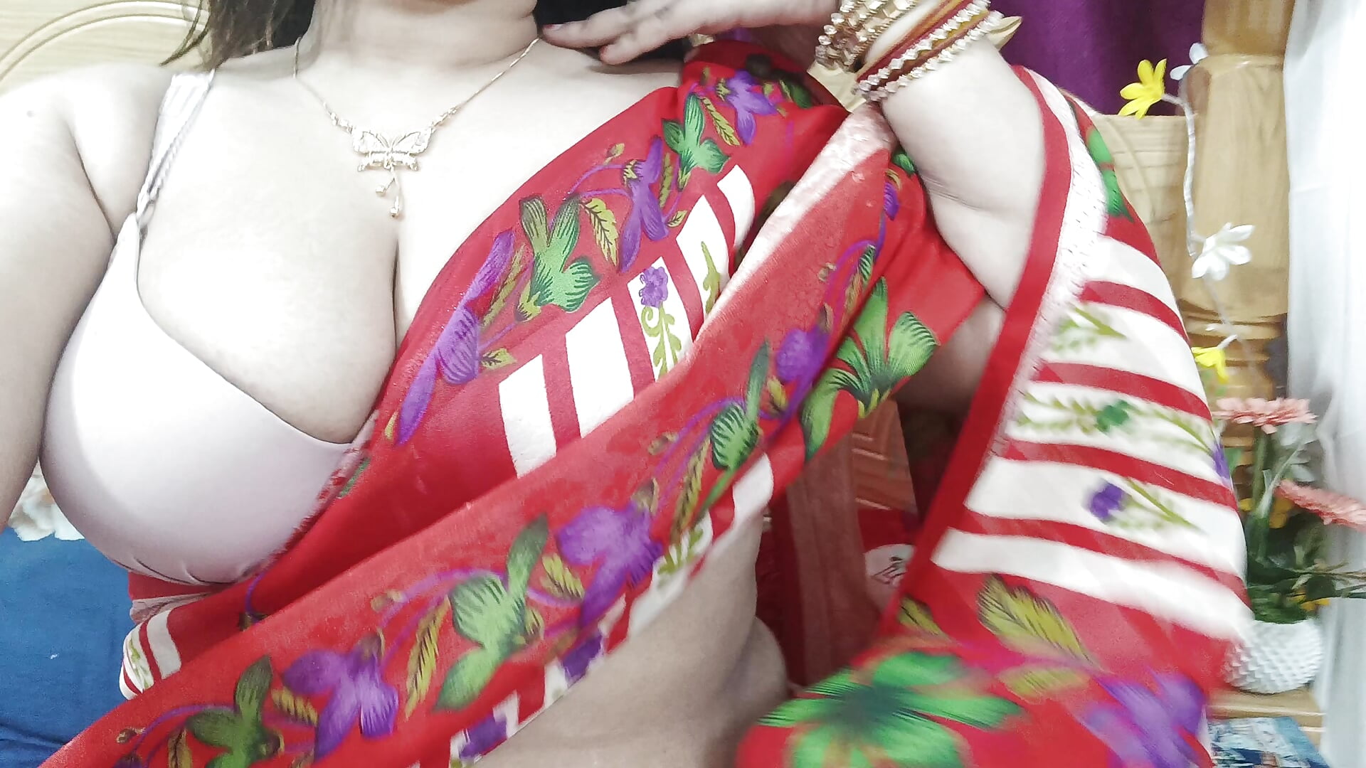laal sexy saree