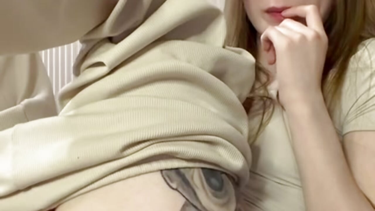 My nastiest orgasm at my girl friend's house! — filmik LittleCutieSandy, modela(-lki) na kamerkach