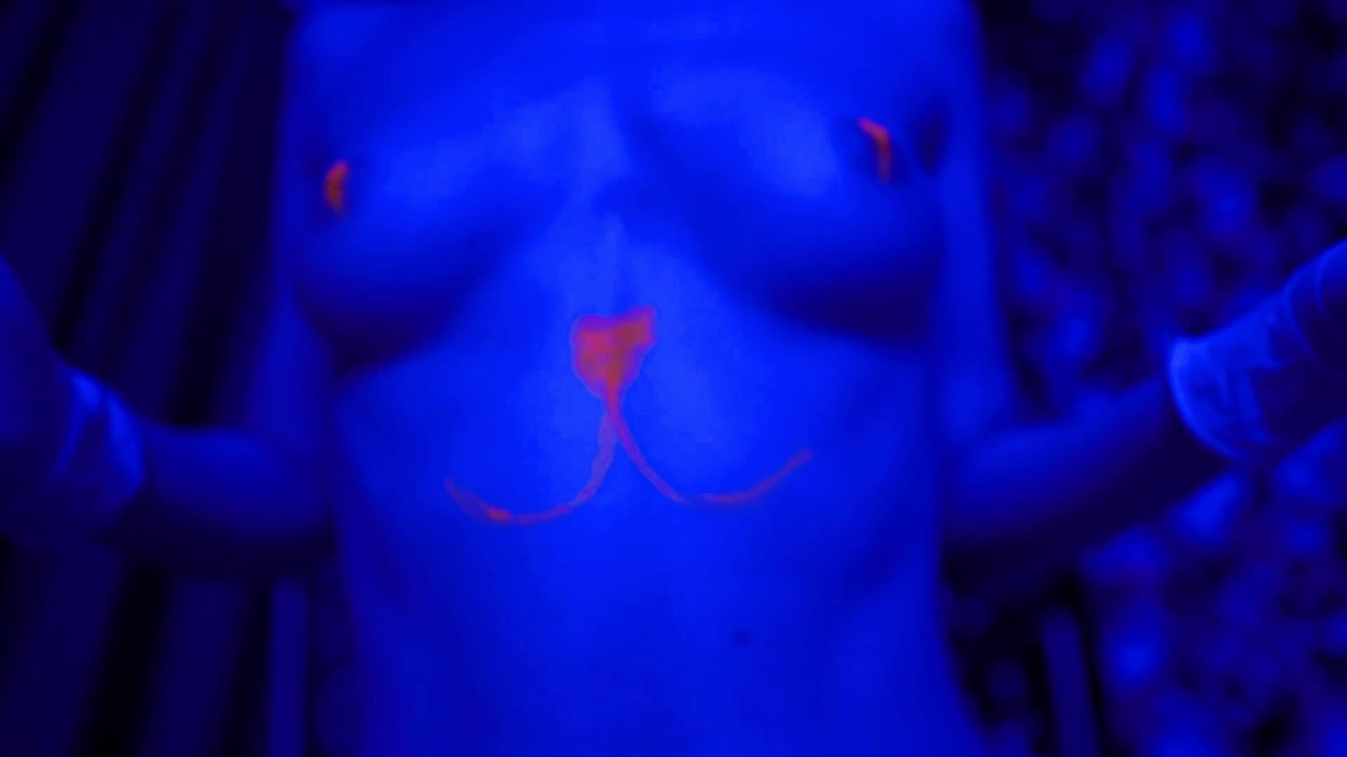 Neon Secret 💙🐾 - video oleh model kamera Petite_Polly