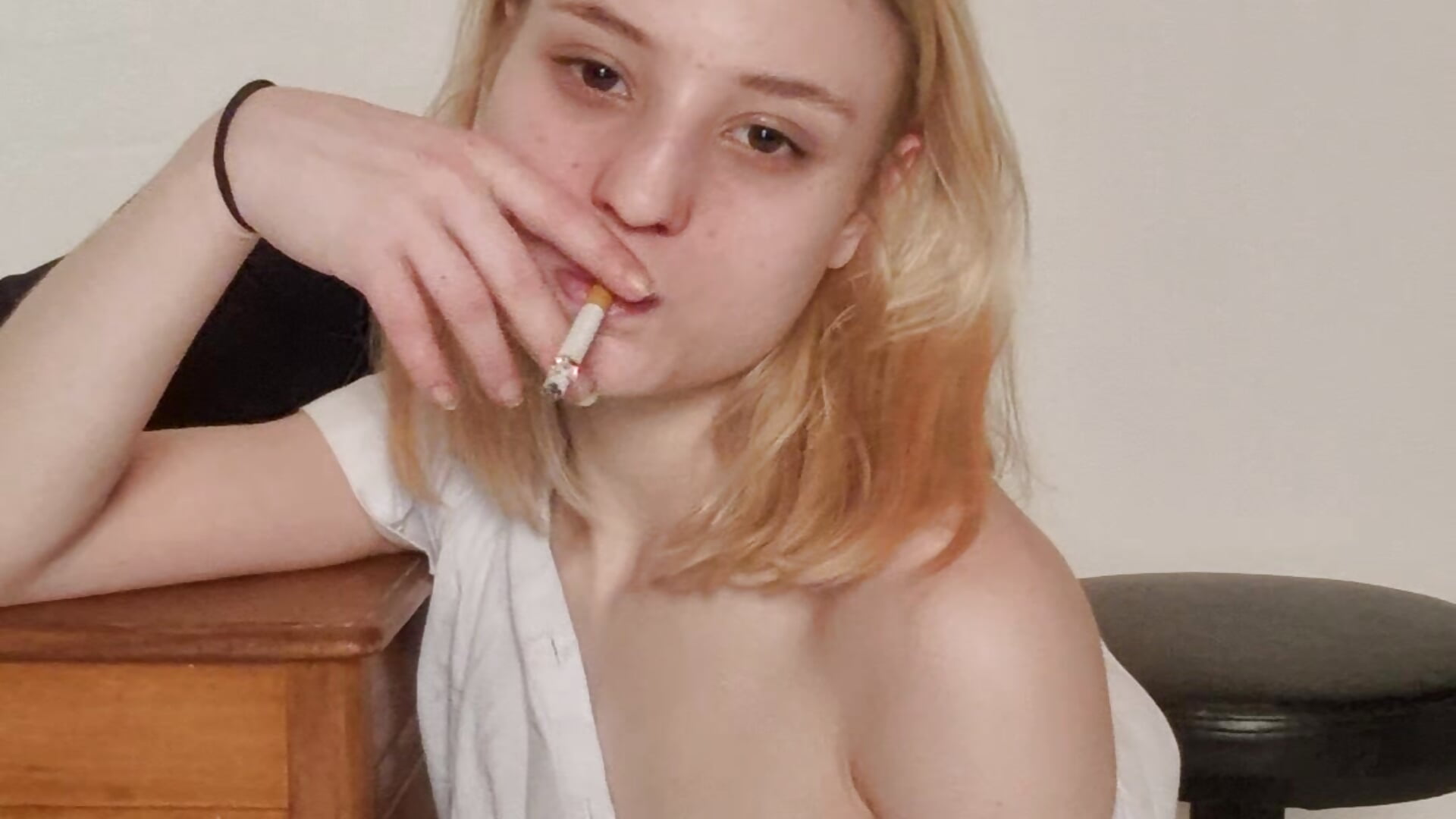 Smoking - วิดีโอโดย cinnamon-xx โมเดลแคม