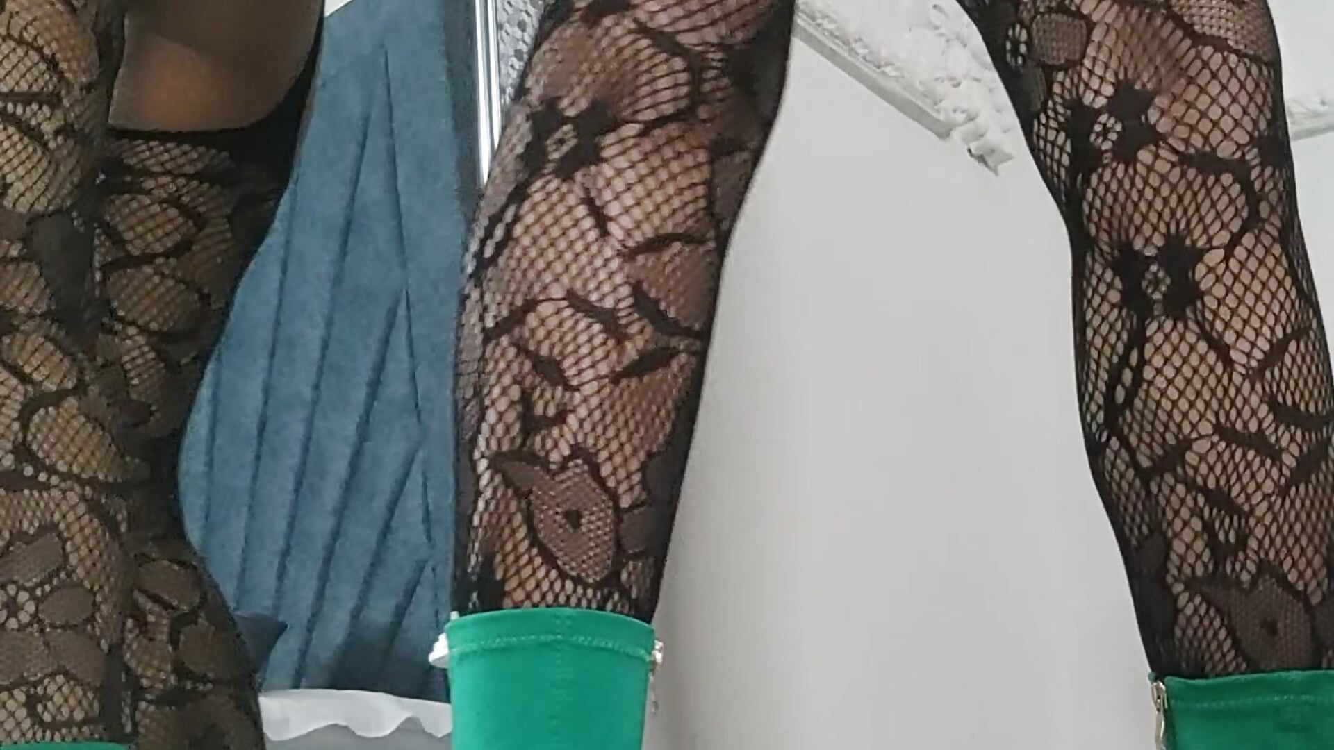 Every movement… an order disguised as a caress. 🖤✨ - video by Bella-Torres cam model