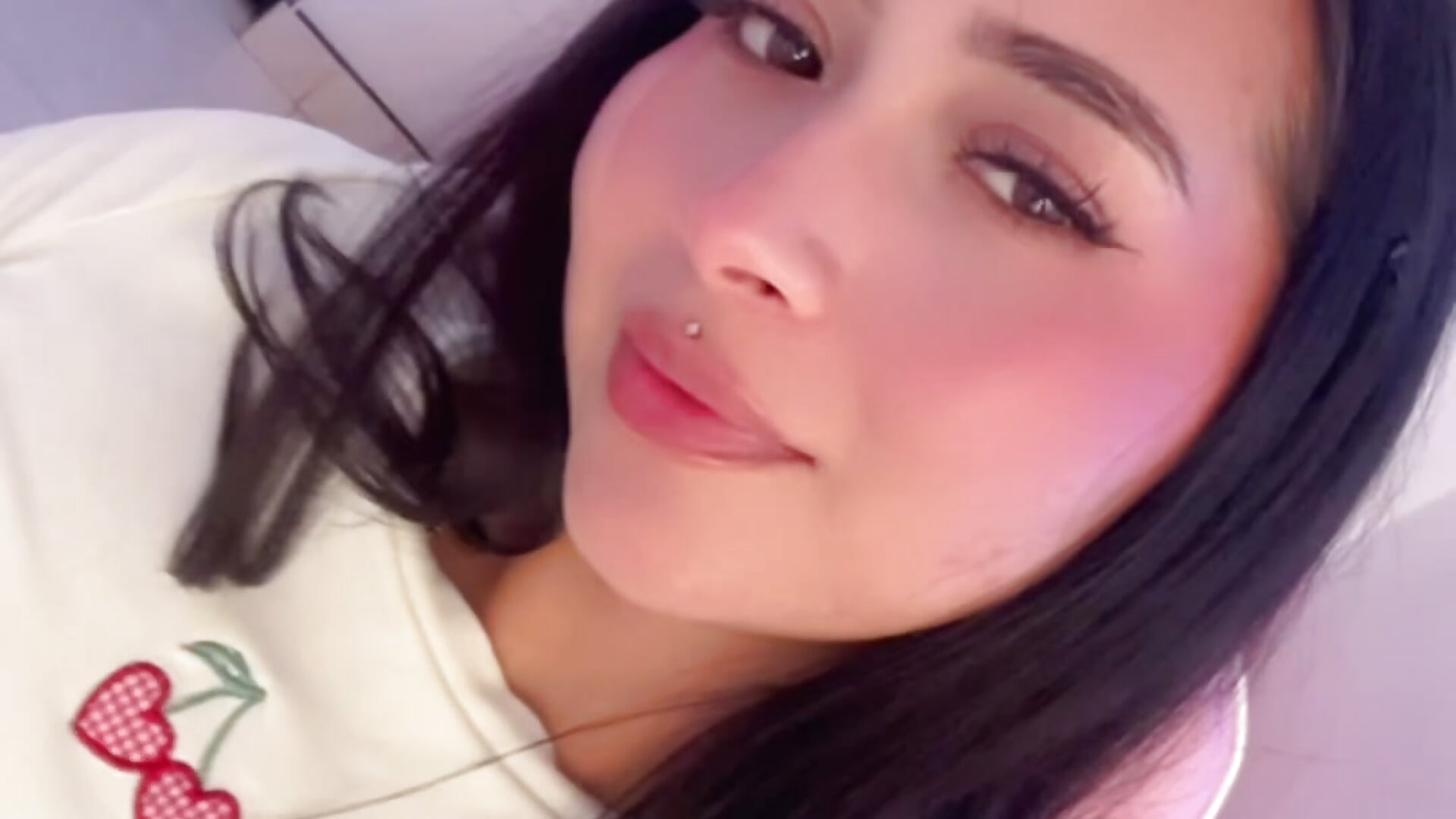 Kiss 💋 - video by hime_ko cam model