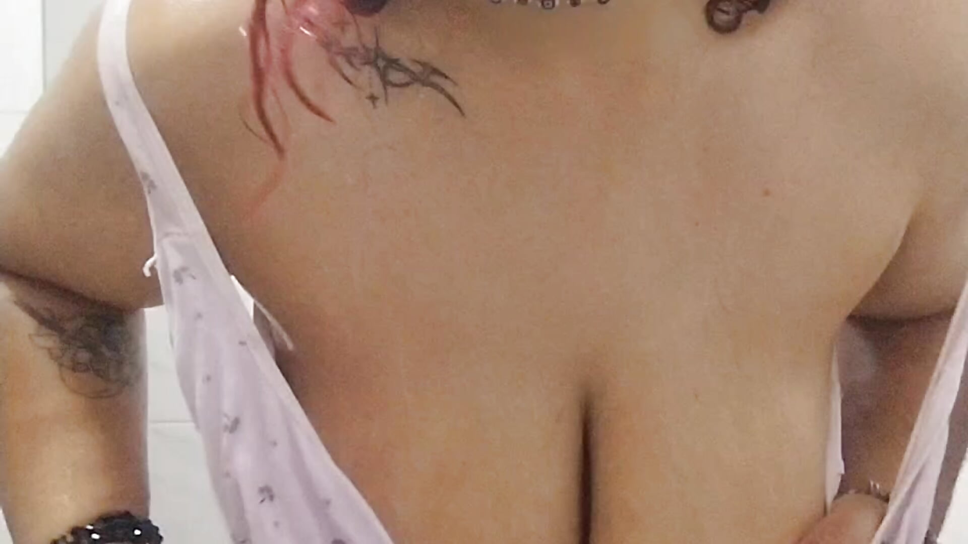 Shower with me - video by irisfeitan cam model