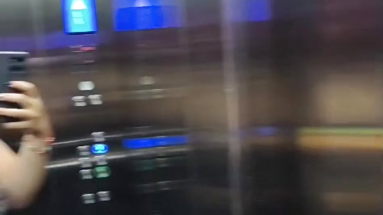 teasing in the elevator - vídeo de la modelo de cam irisfeitan