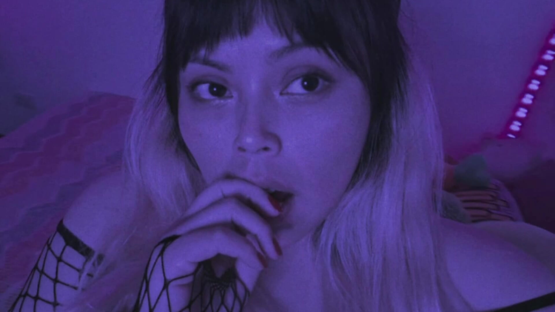 <3 – video od webkamerové modelky EllieMoonX