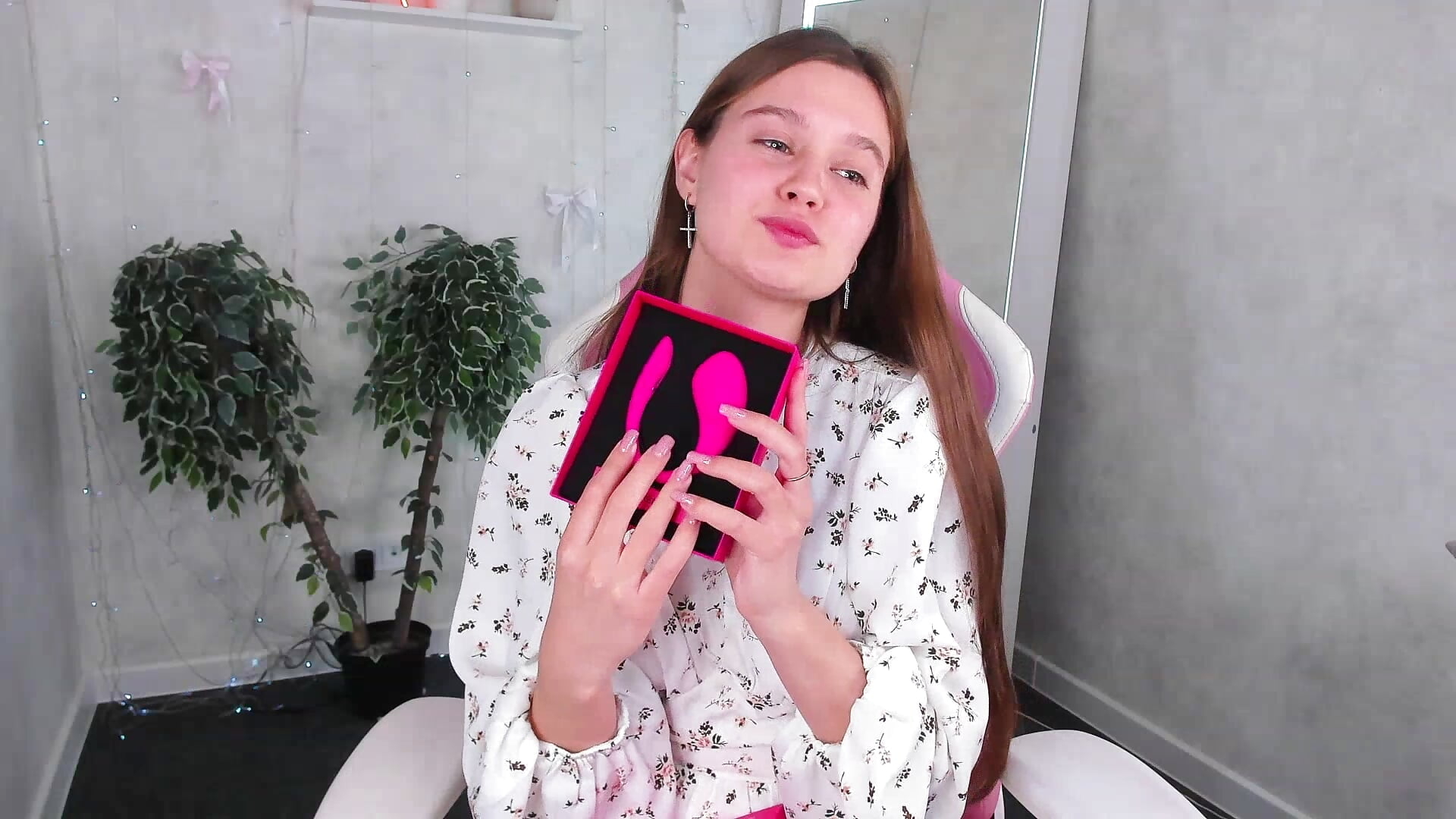 unpacking a new toy - video van Renesmy_Black cam-model