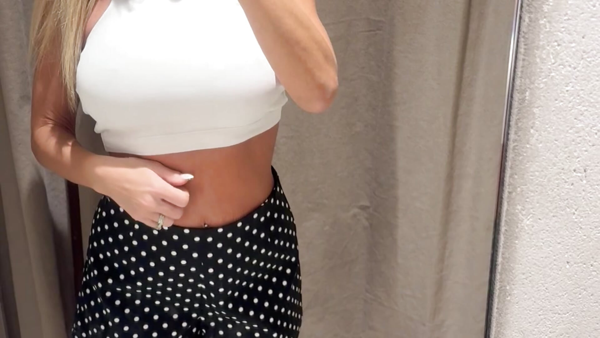 Naughty..Public changing rooms….😈😛👄 - vidéo du modèle de showcams MrsCharlottFox