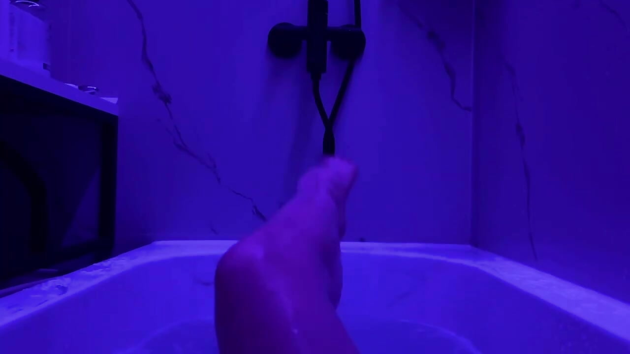 My feet in the bathtub🦵