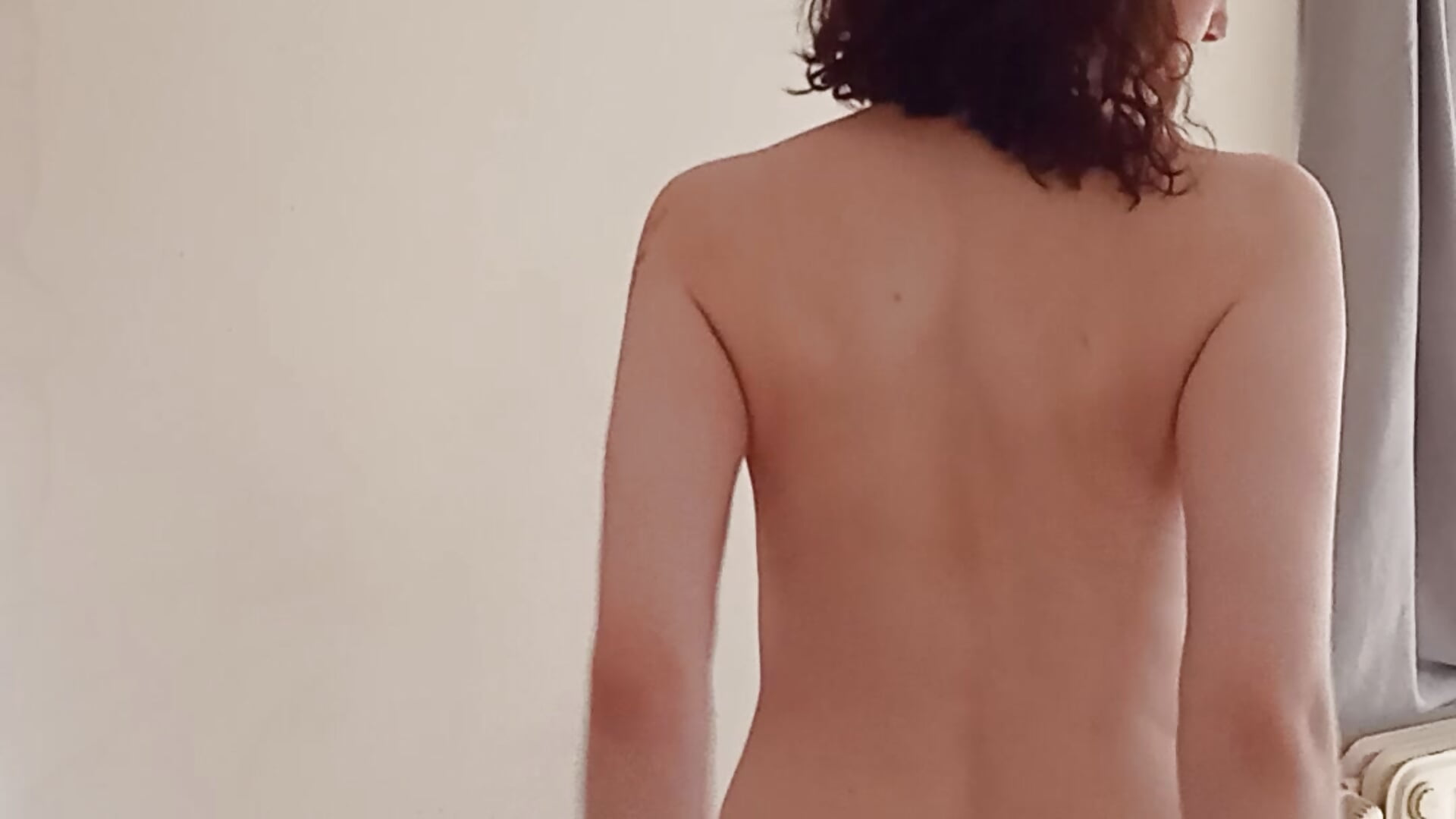 La coquine montre sais seins sais fesses et ce caresse - video by labellerose cam model