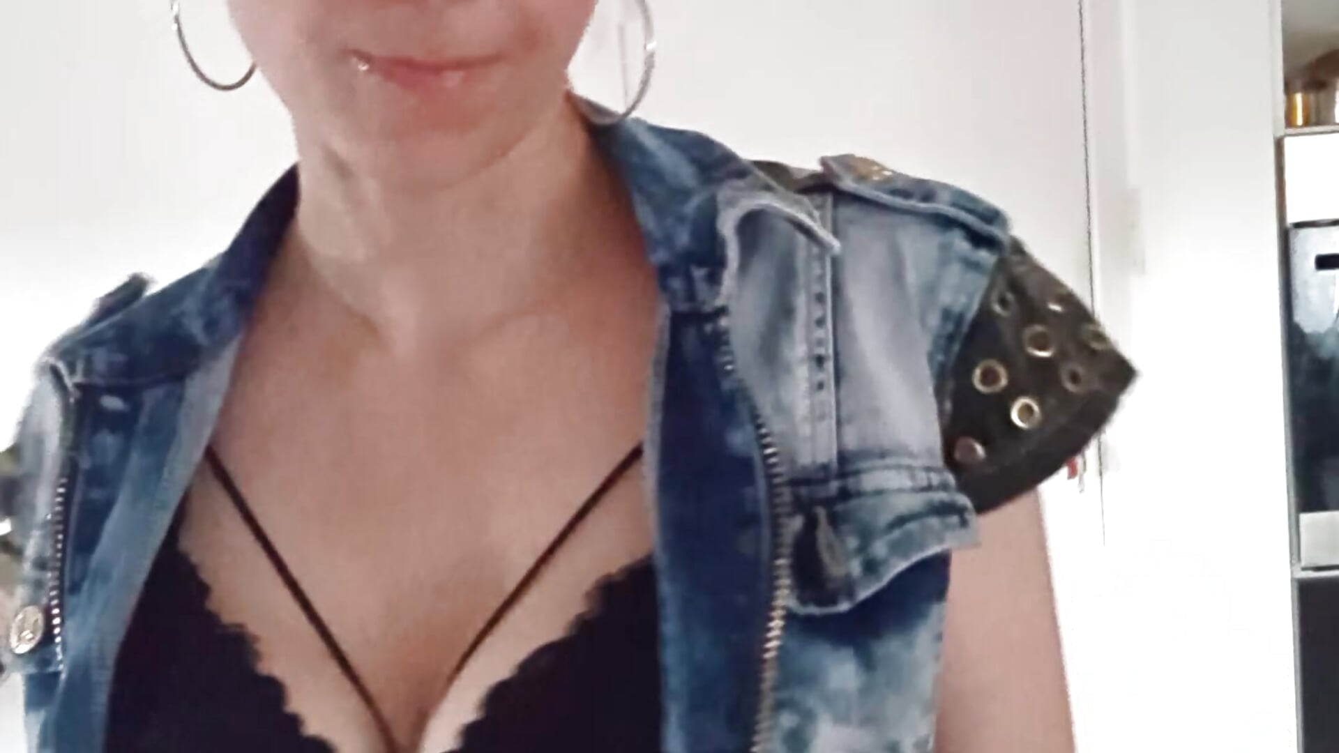 Strip-tease – video af labellerose cam-model