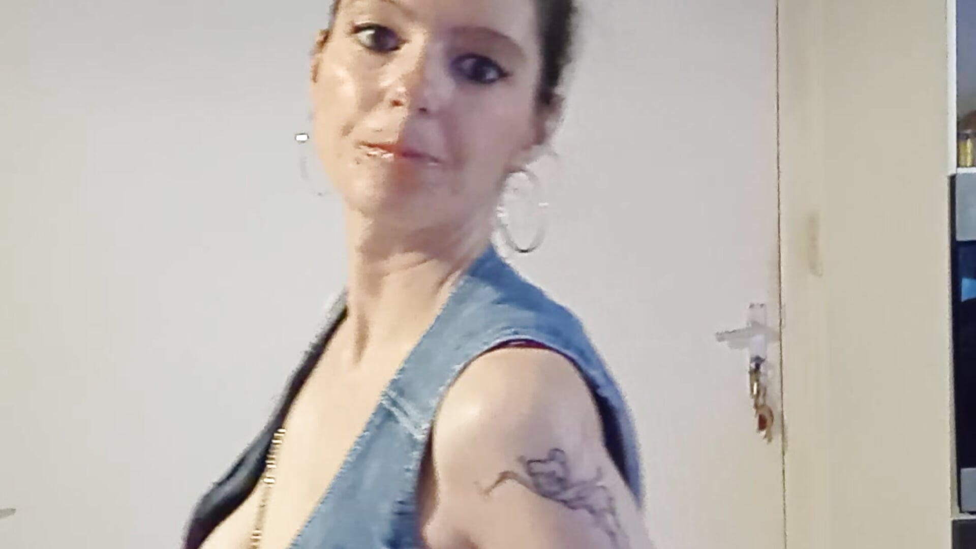 Strip-tease – video af labellerose cam-model