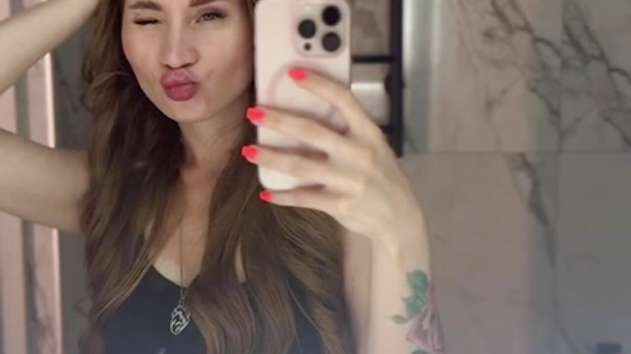 me - video by Laura_pinky cam model